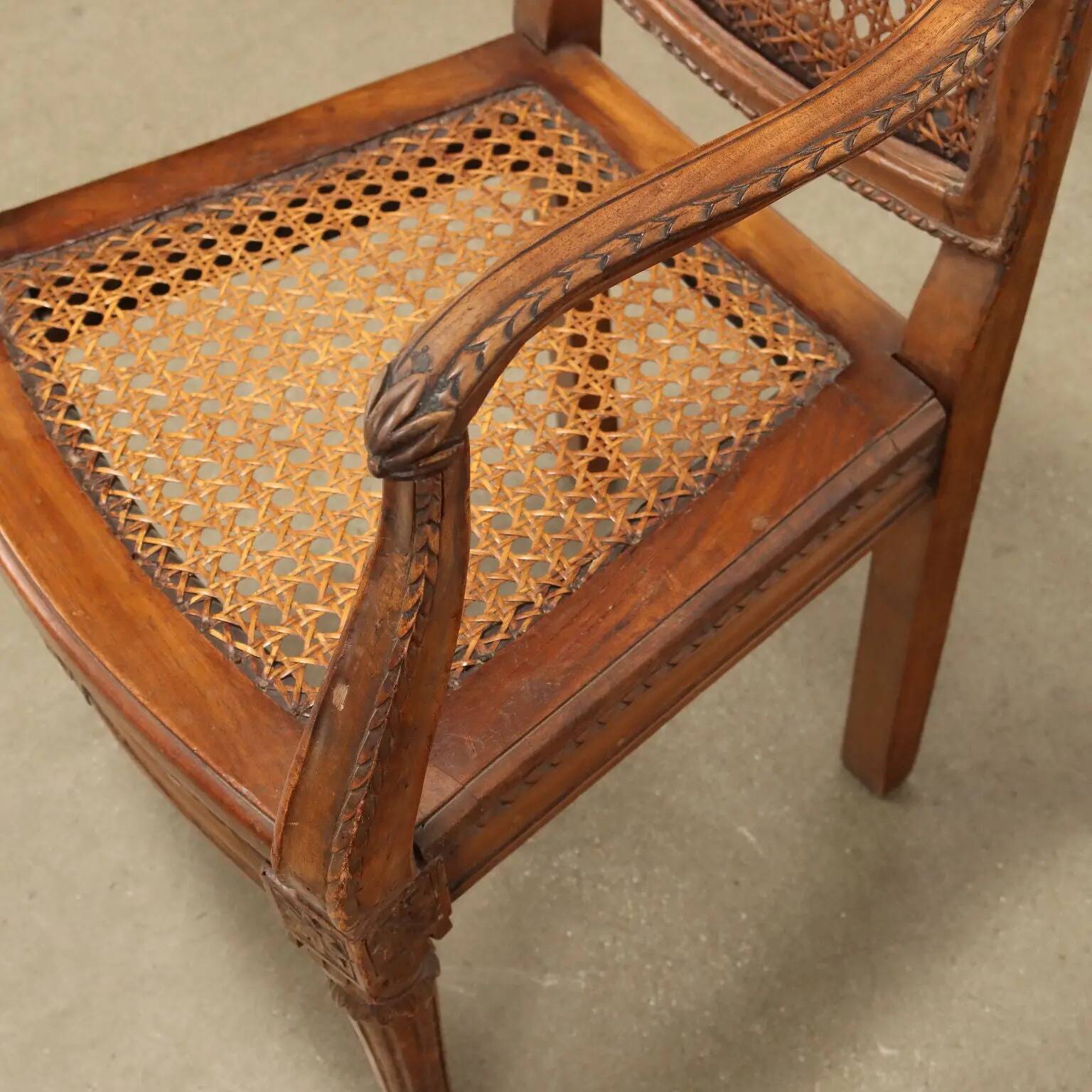 Fauteuil ancien de style néoclassique en noyer et hêtre, France '700
