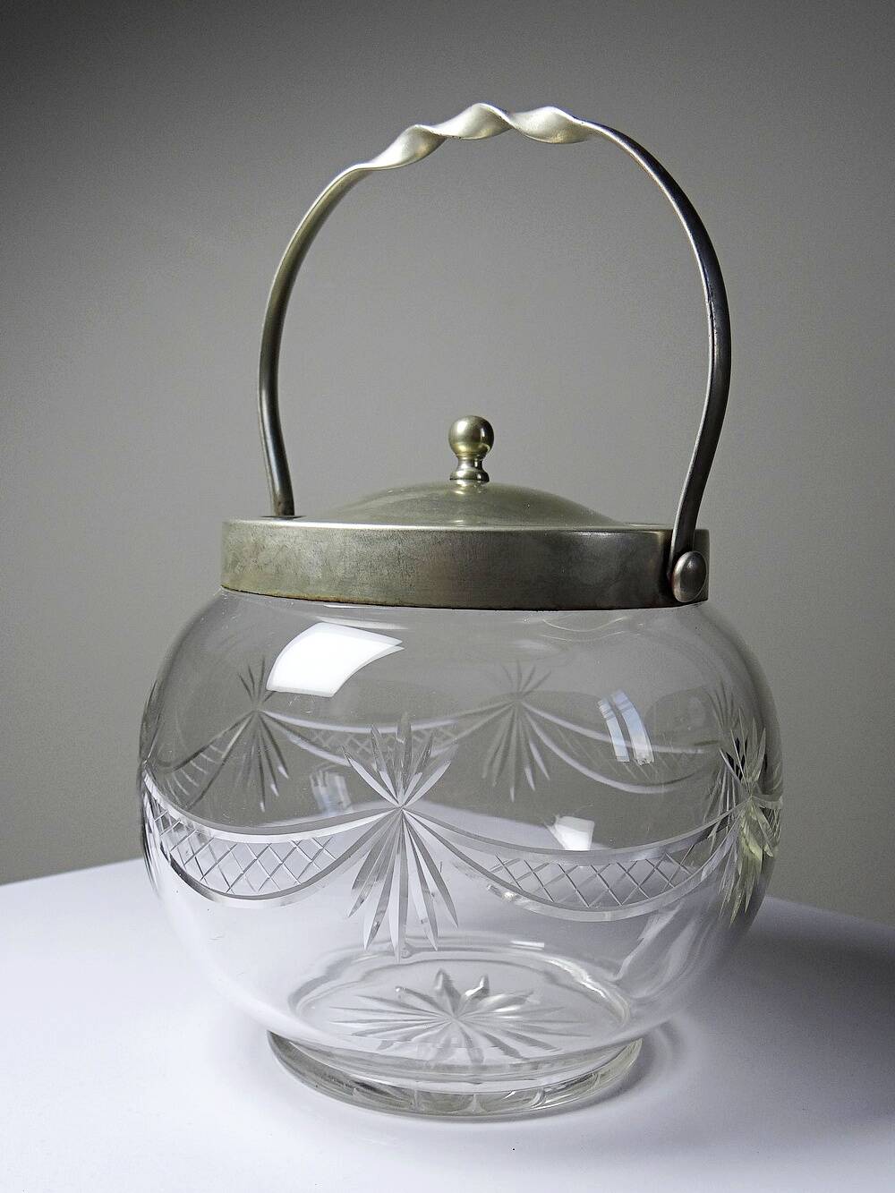 Pot/bowl with a bubble design, antique engraved crystal from Bohemia and silver-plated metal, 1920-1940.