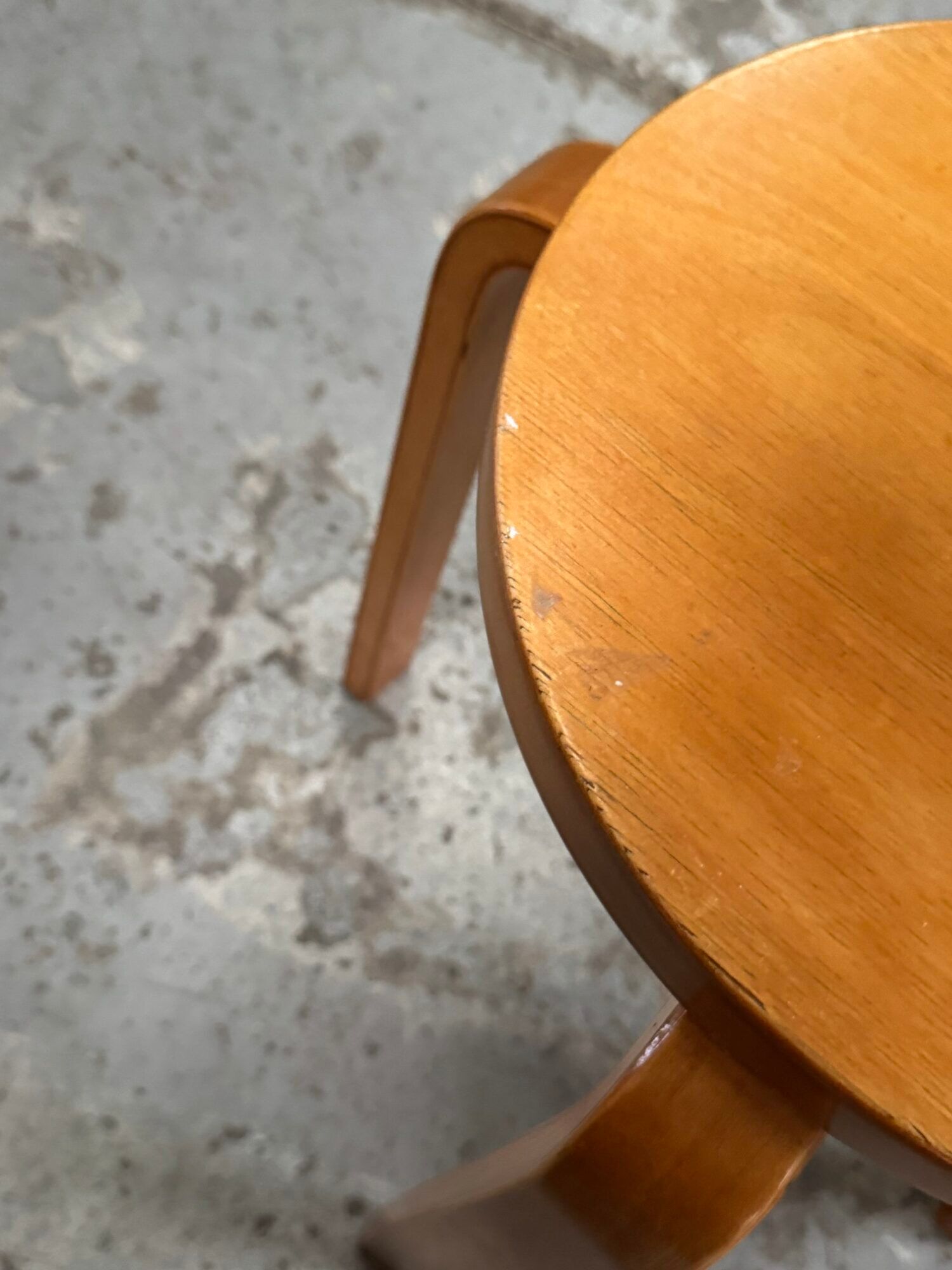 Tabouret attribué à Alvar Aalto