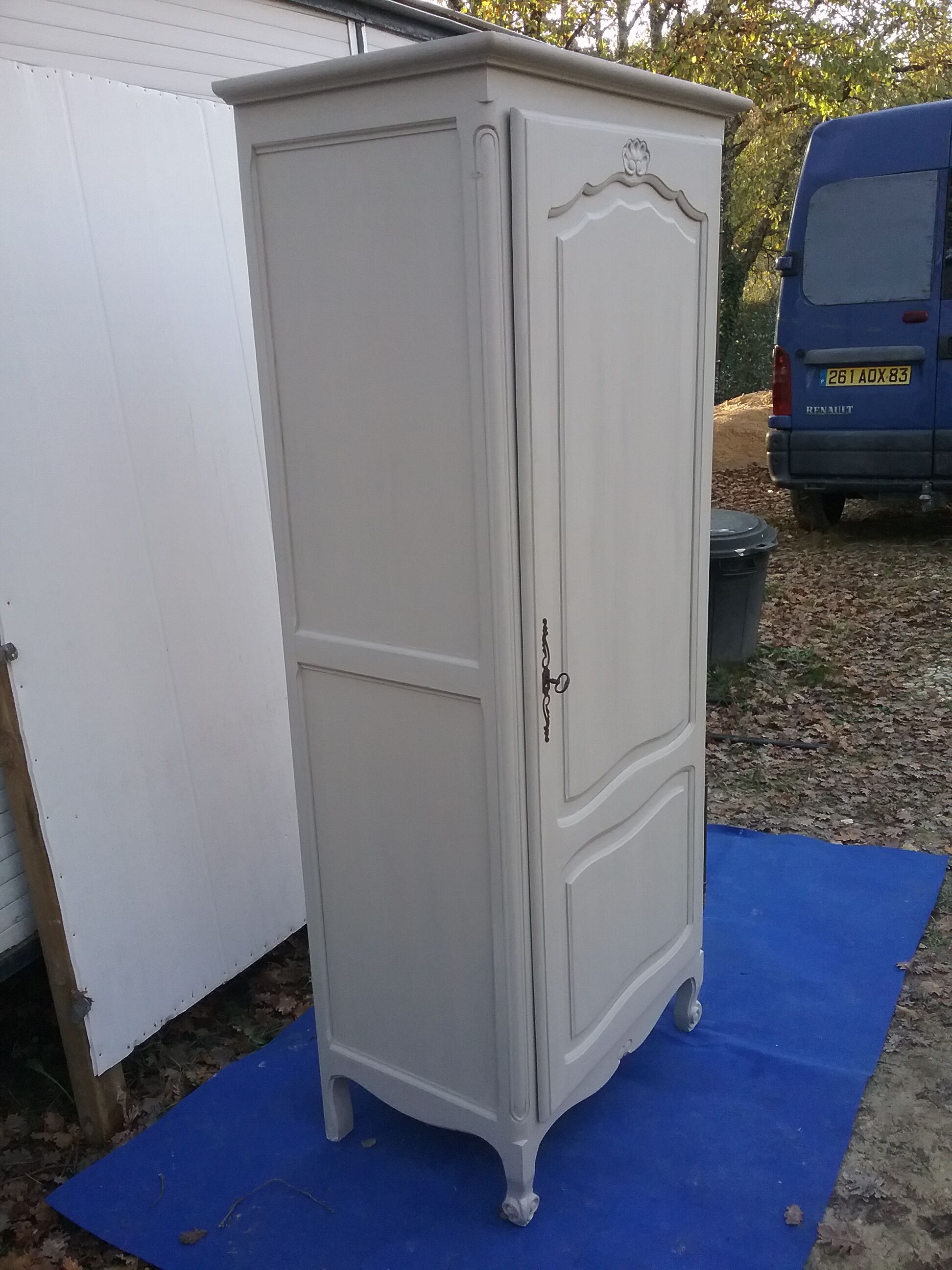 Bonnetiere patinated in grey