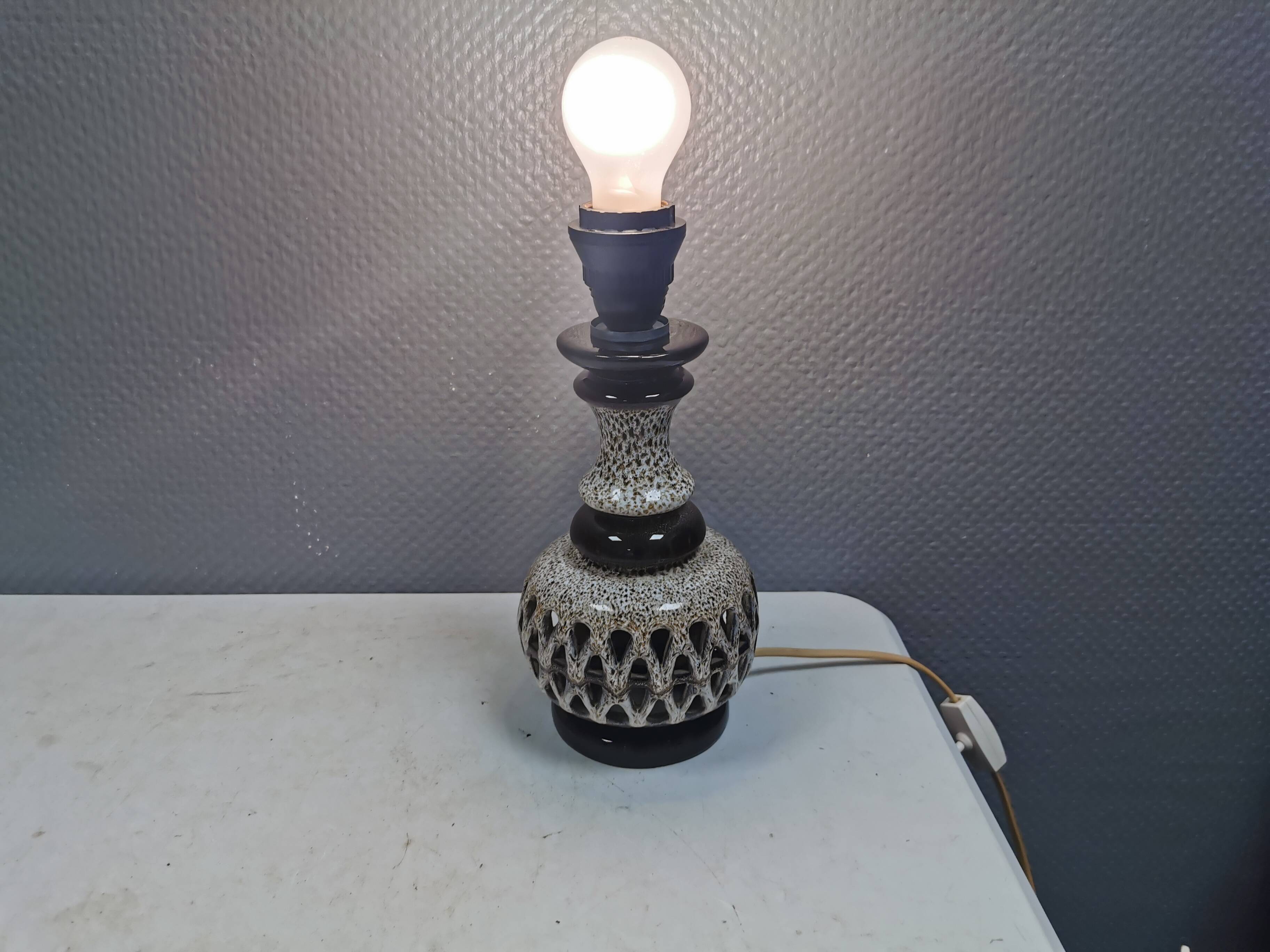 Table lamp in ceramic with a delicate expression. 1970-80s Denmark