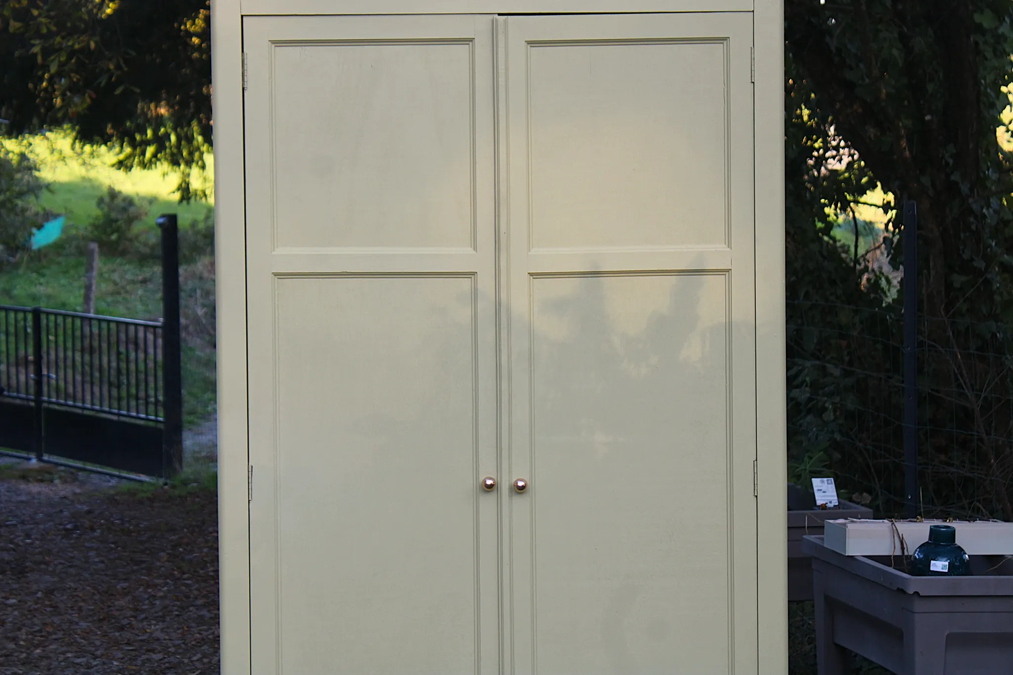 Parisian wardrobe in Clay Green wood – 2 moulded doors – H188 cm