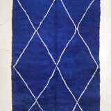 Tapis berbère beni ouarain bleu majorelle à losanges écrus 290x202m
