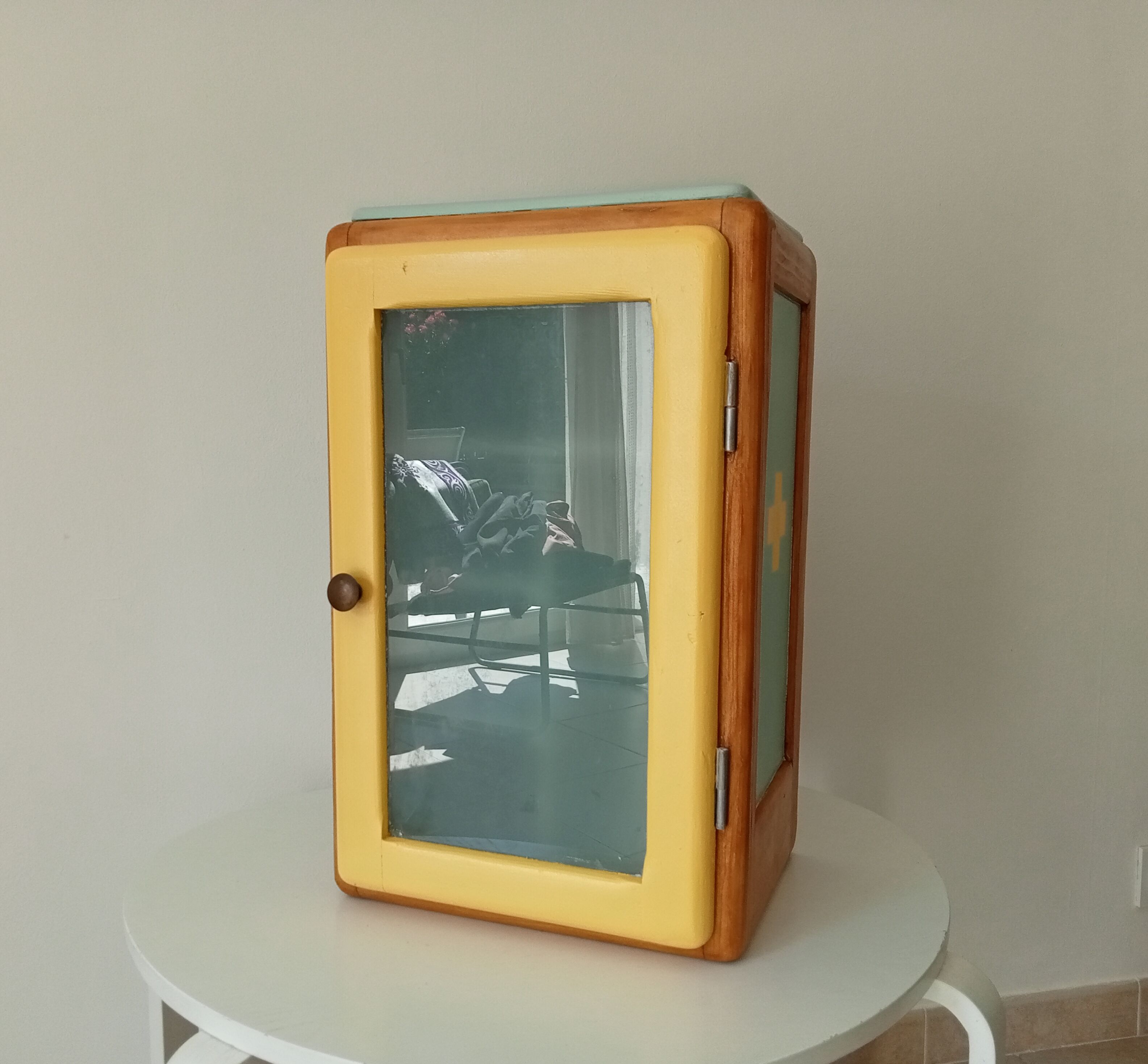 Vintage medicine cabinet 50s