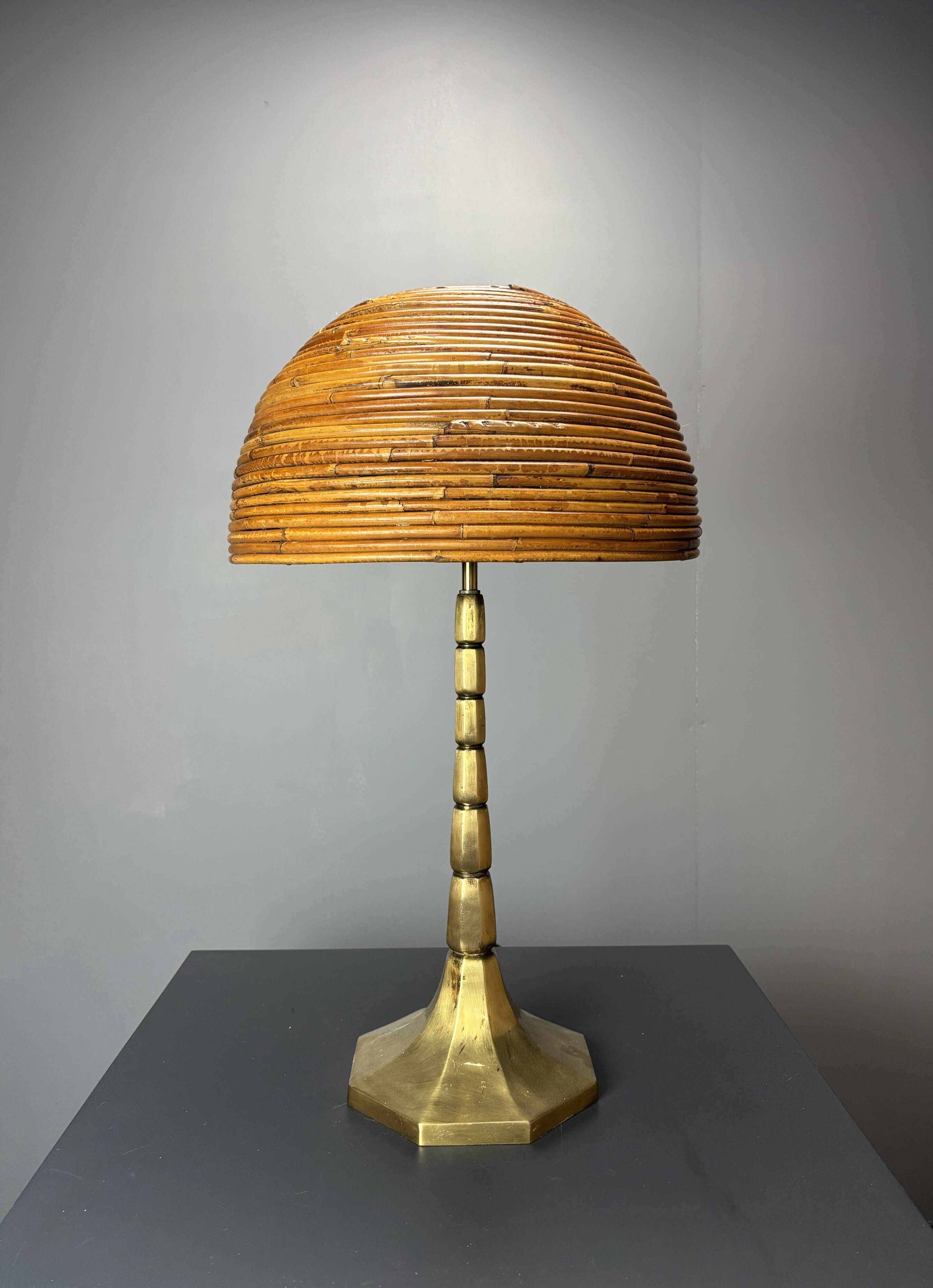 Lampe de table en rattan, bambou et laiton à tige en crayon du milieu du siècle. Années 1970.