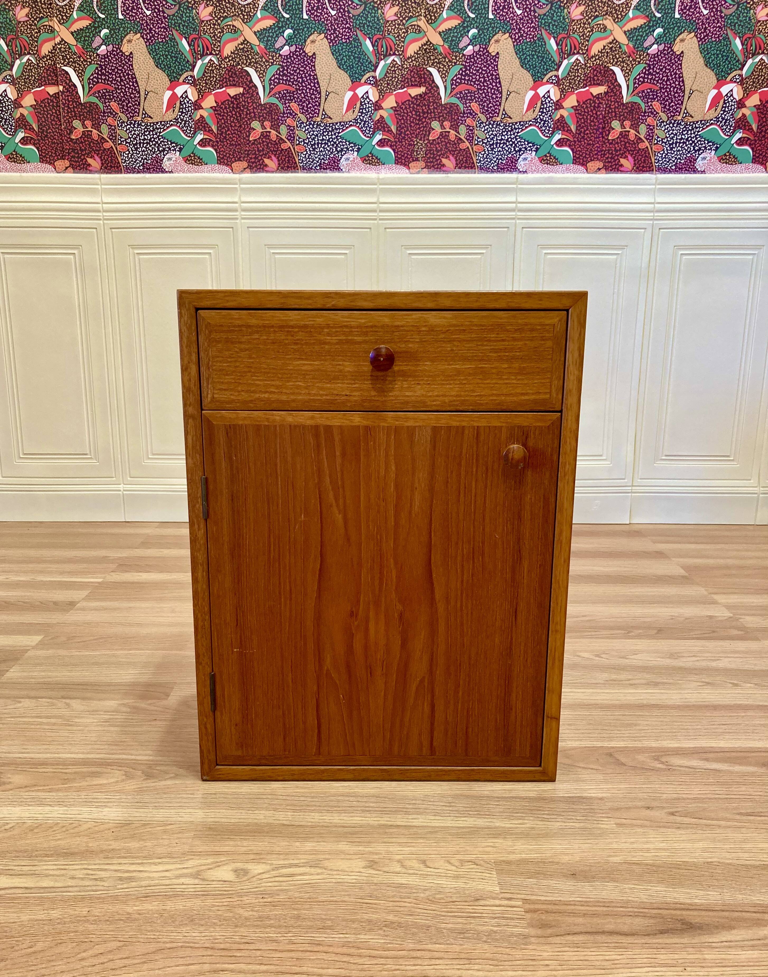 Chevet suspendu design scandinave 1960.