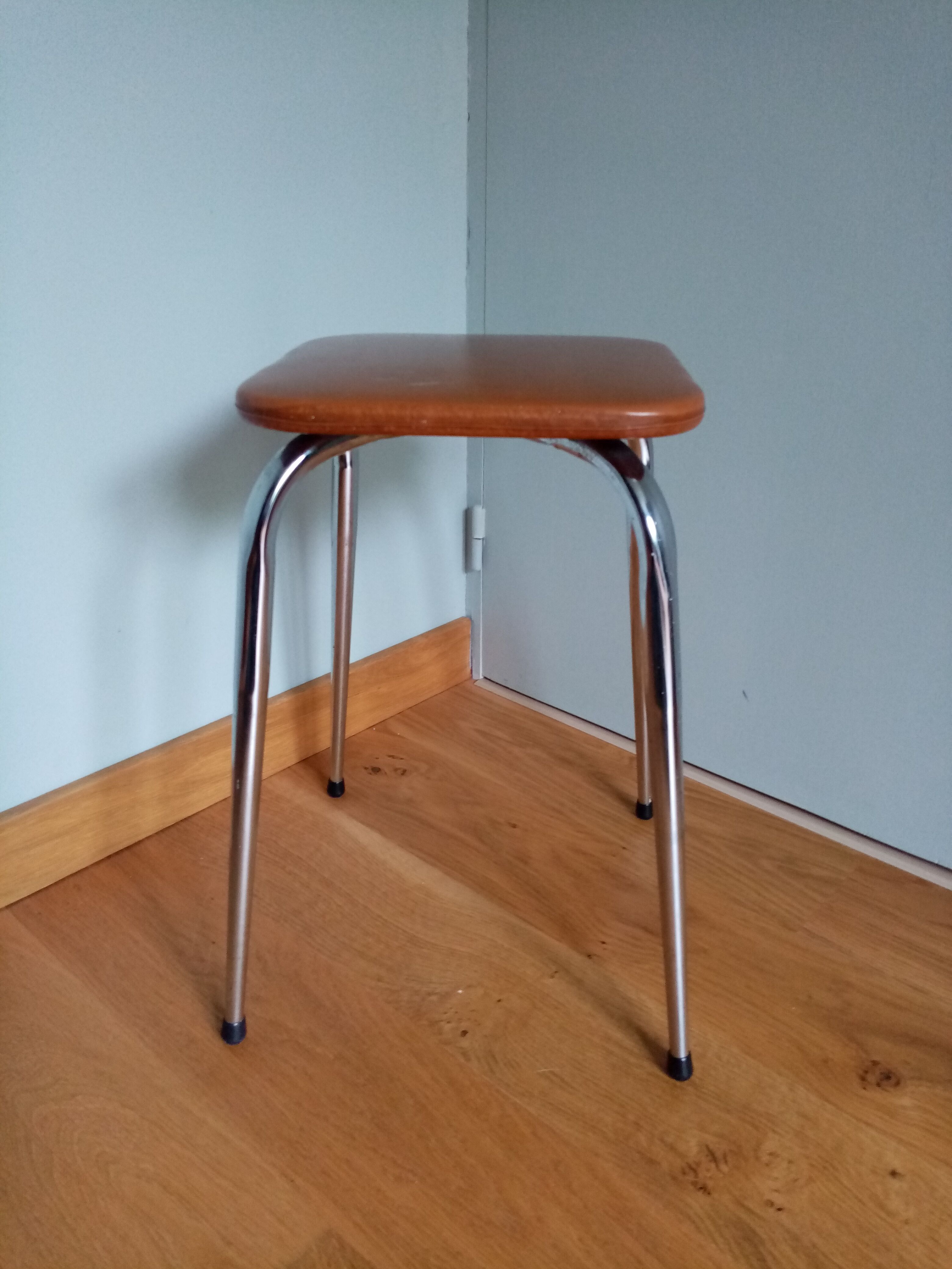 Caramel skaï stool and tapered feet in chrome metal