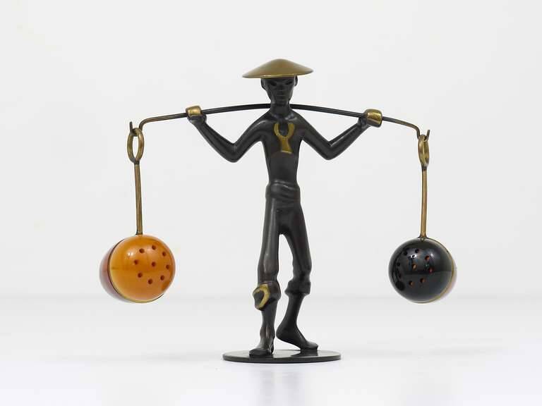 Figurine asiatique en laiton Ensemble de salière et poivrière avec support par Rohac, Autriche, années 1950