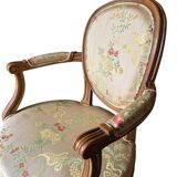 Paire de fauteuils cabriolets Louis XVI en soie