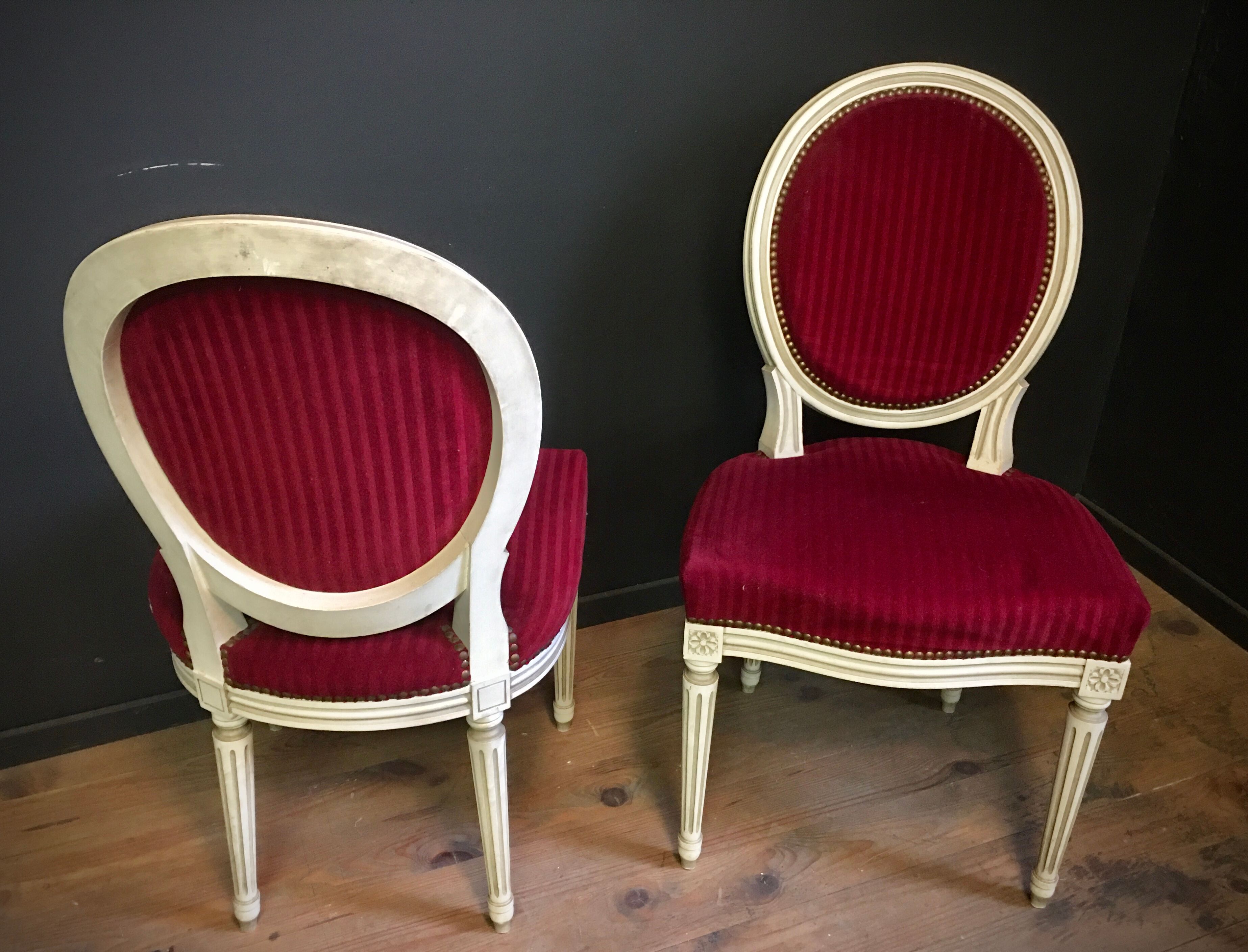 Paire de chaises médaillons rouges