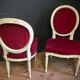 Paire de chaises médaillons rouges