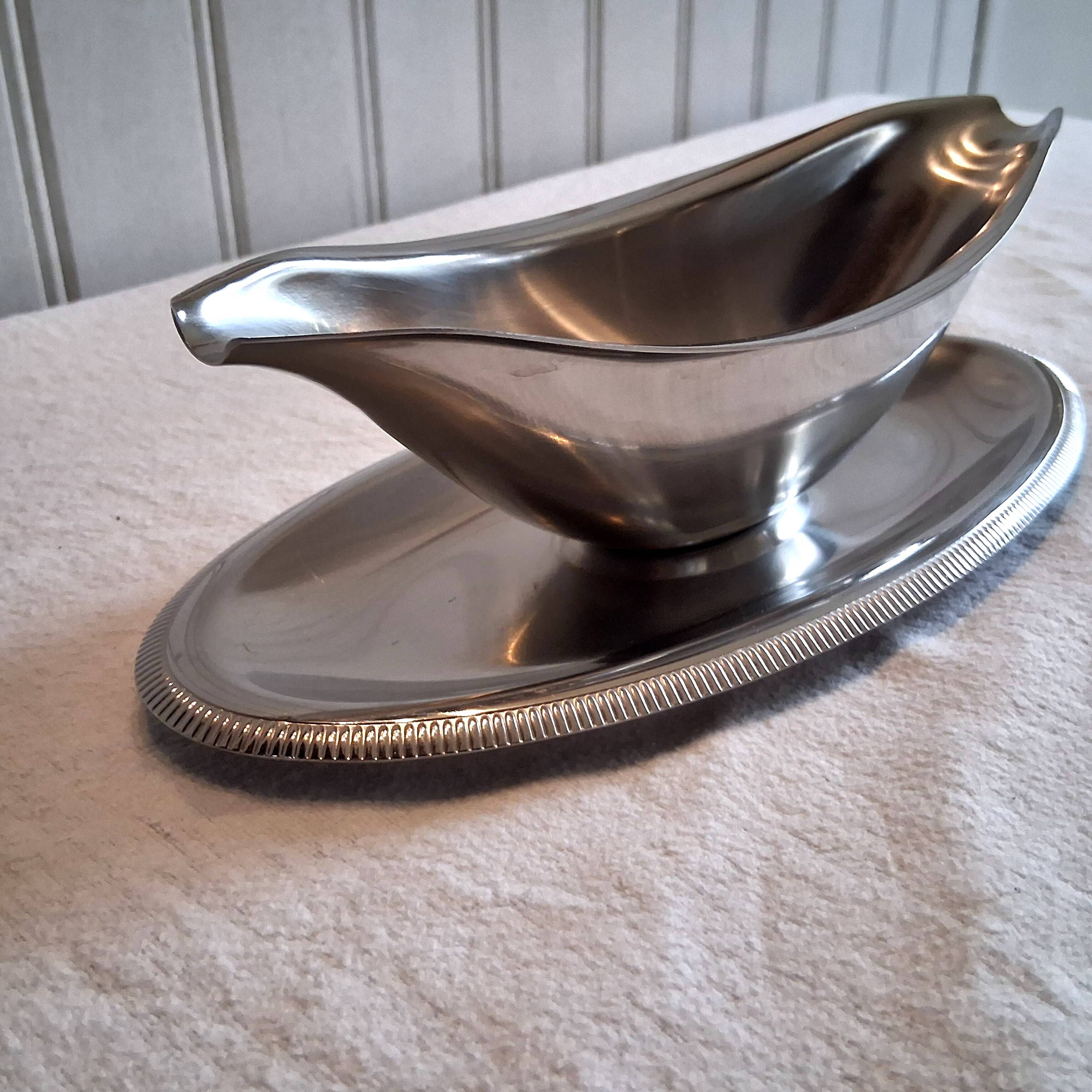 Very beautiful sauce boat from Létang Remi in very good condition.