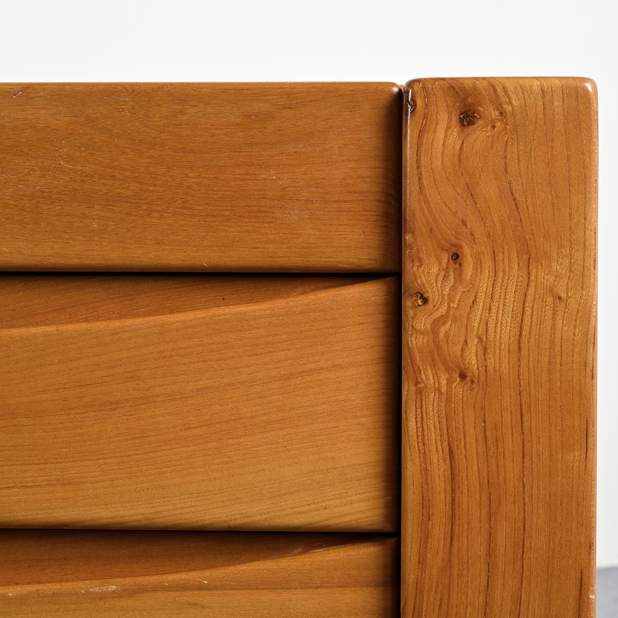 Commode en orme massif, Maison Regain