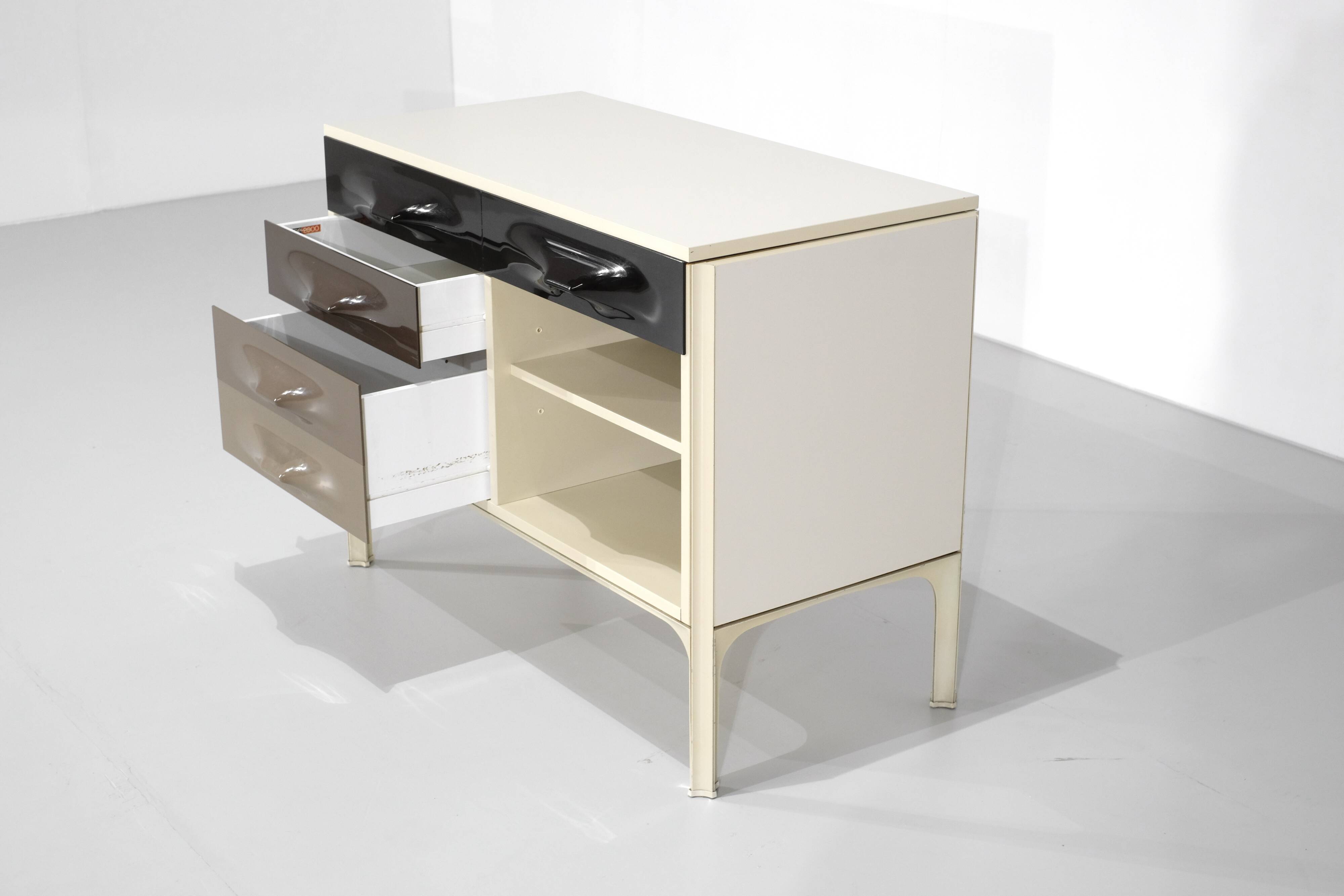 Desk "DF2000" designed by Raymond Loewy for Doubinsky Frères, France.