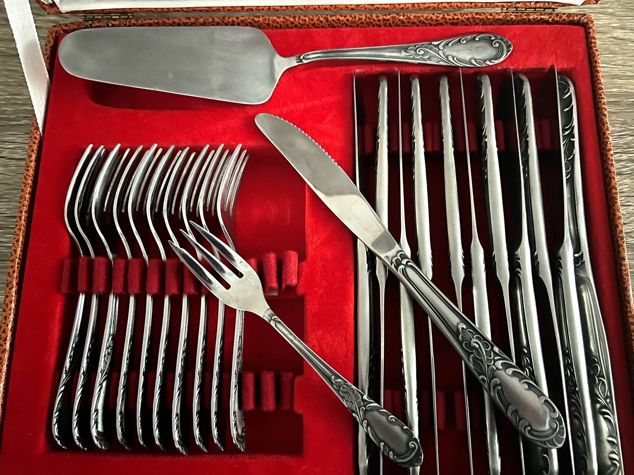 Ancien COFFRET ECRIN 24 COUTEAUX+ 4 COUVERTS de SERVICE Inox et corne bovine