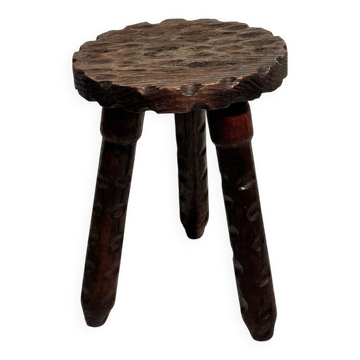 Tabouret tripode brutaliste sculpté en bois massif — Années 60