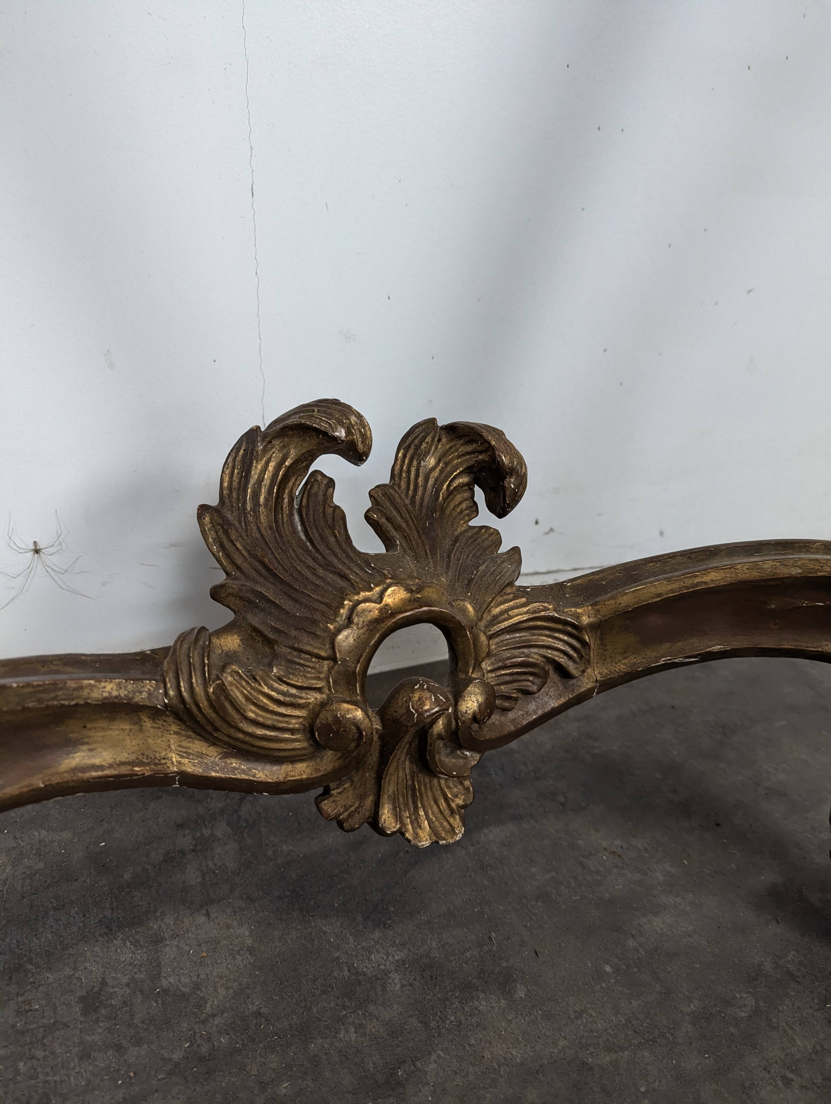 Console Louis XV en bois doré sculpté dessus marbre rouge
