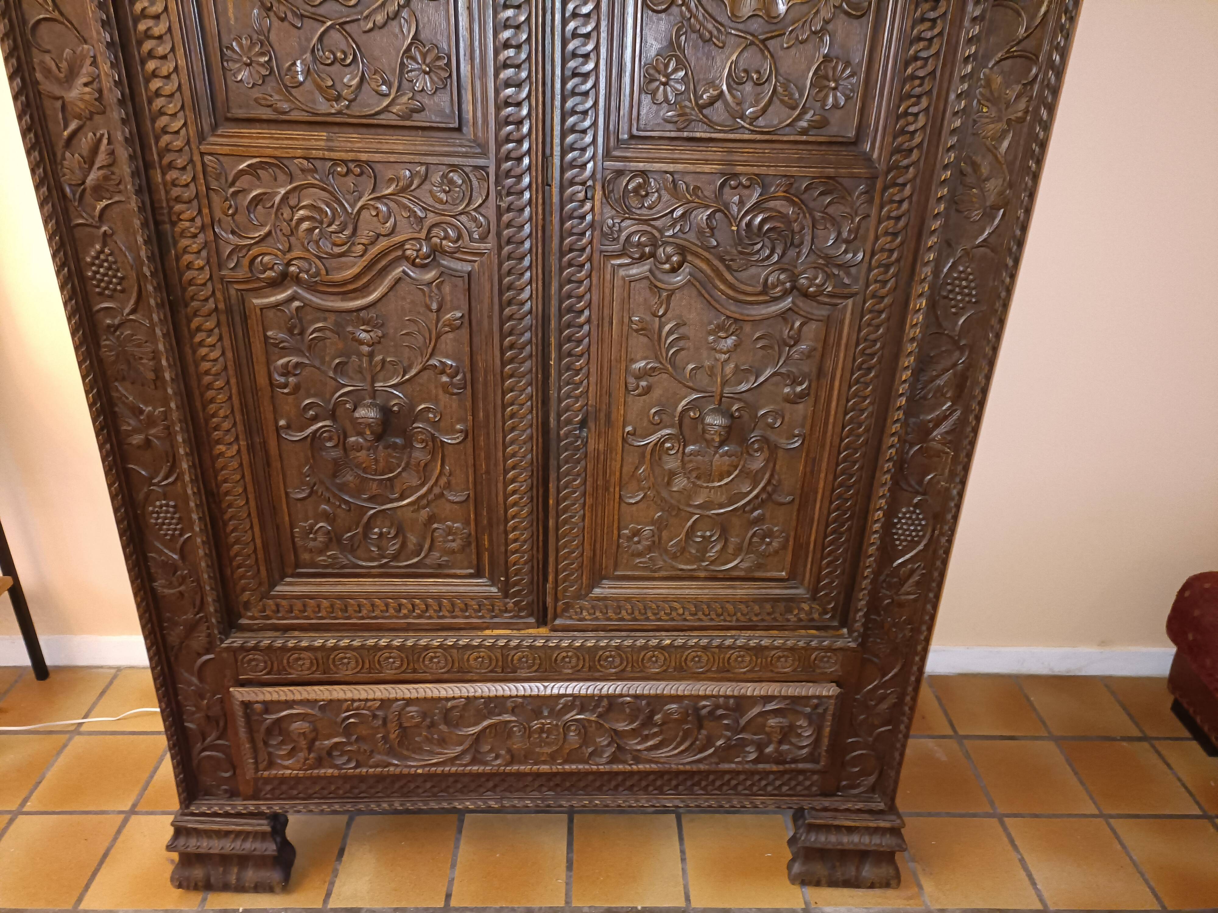 Armoire ancienne presbytère Bretagne