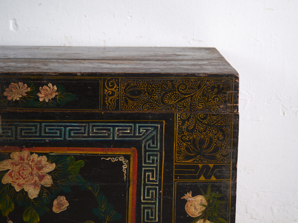 Coffre ancien peint en bois de pin – Chine, vers 1900