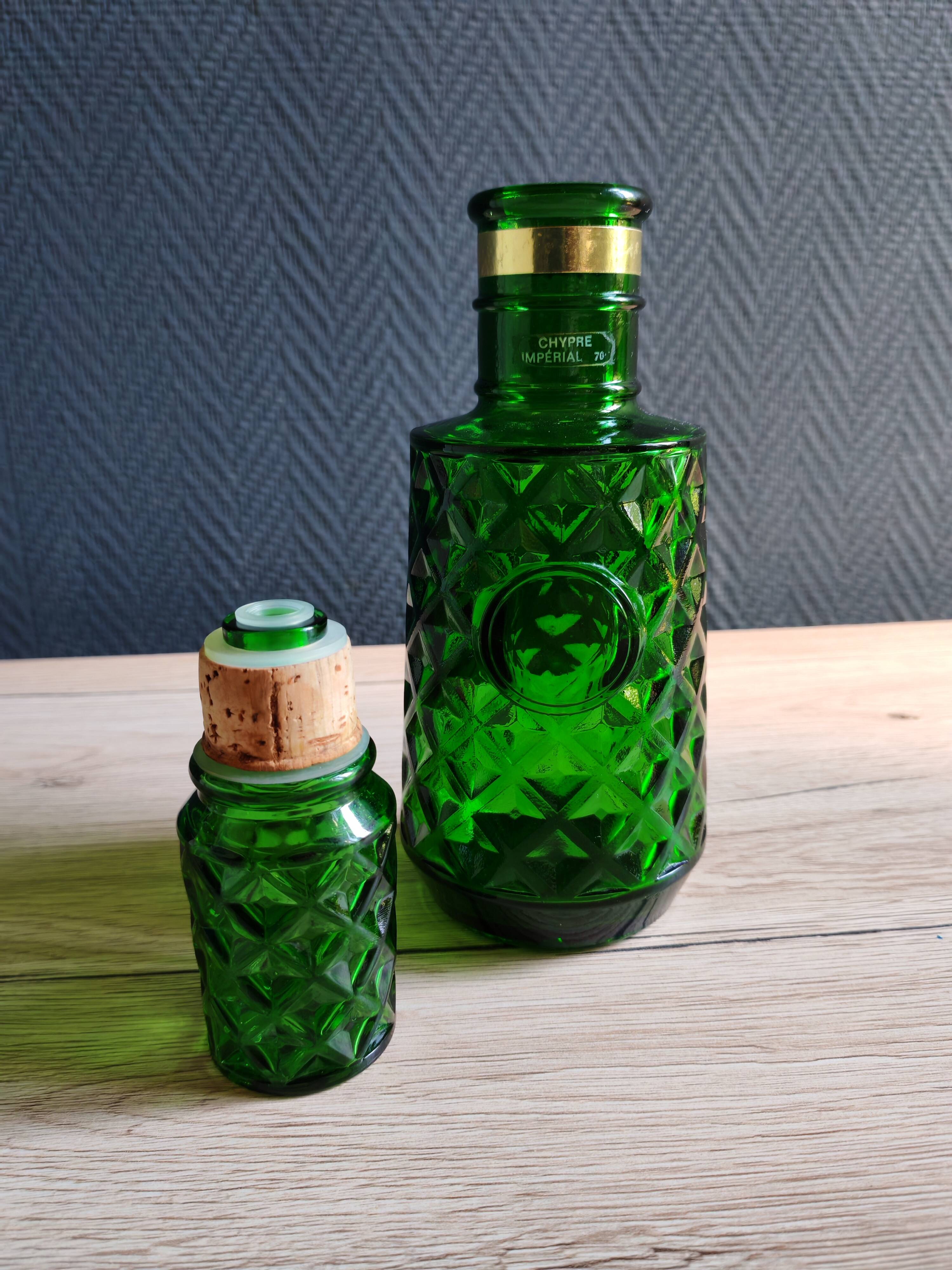 Carafe à whisky vintage en verre vert moulé pointe de diamant