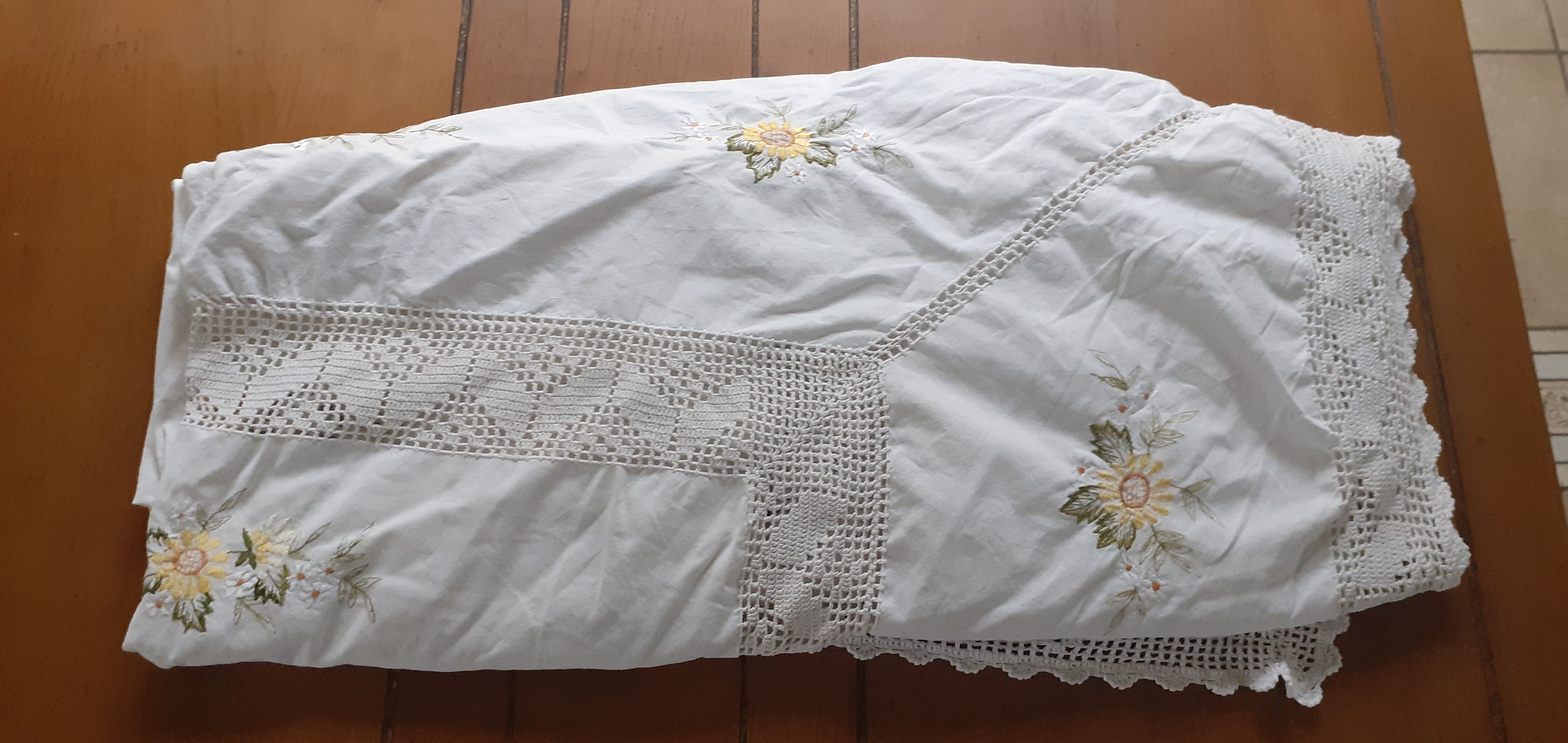 Rectangular tablecloth white cotton, with embroidery yellow flowers 142 x 225 cm