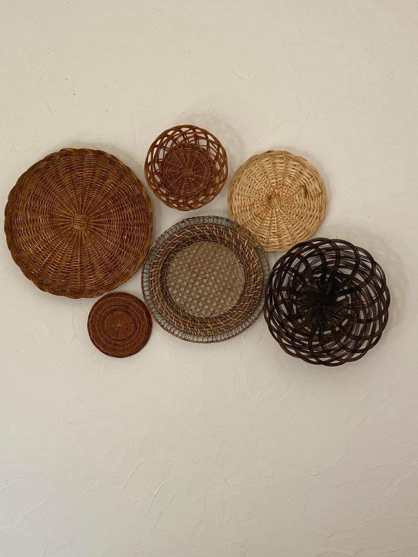 Wall composition of 6 baskets and trays in natural wicker and black.