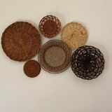 Wall composition of 6 baskets and trays in natural wicker and black.
