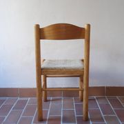 4 chaises en pin massif, assises paillées, dossier chantourné