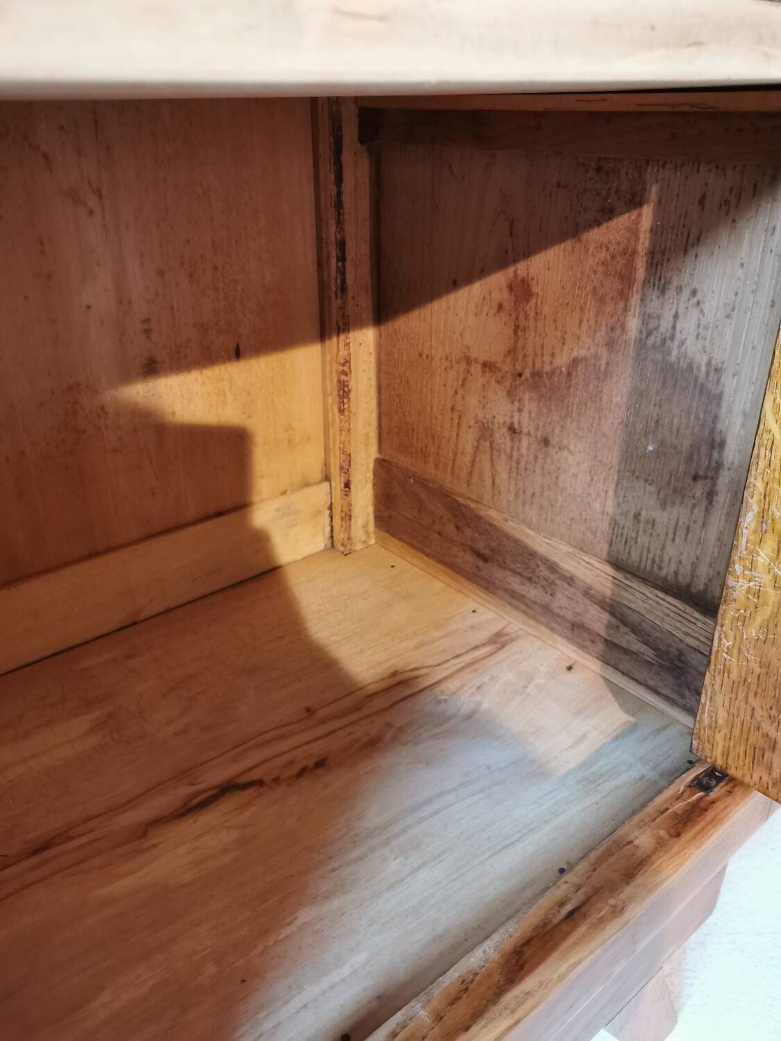 Compass feet sideboard