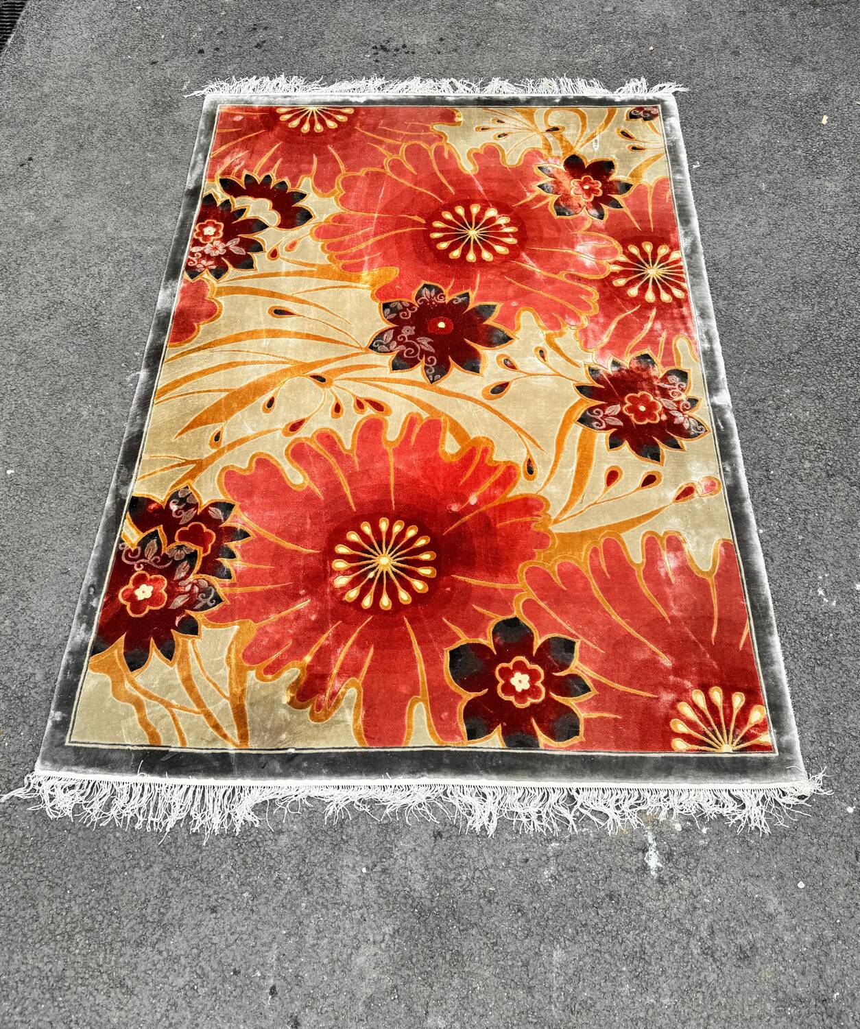 Vintage wool and silk rug – Large flowers. 1970s.