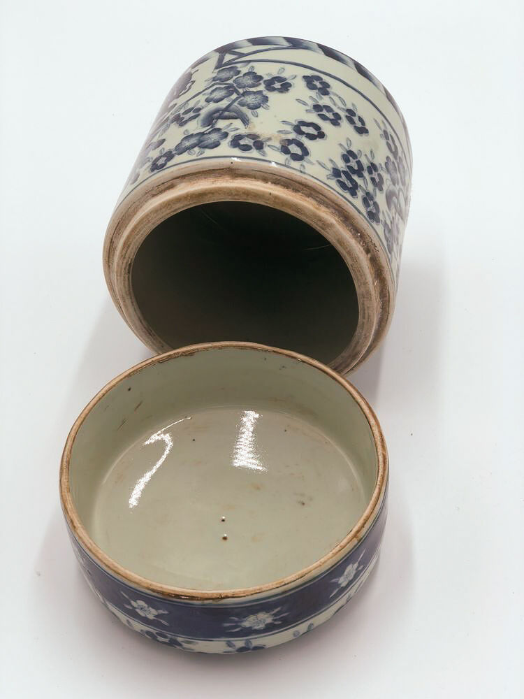 Ancient chinese pot in blue white porcelain
