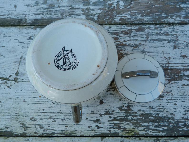 Off-white sugar and silver Art Deco Wolves Mill