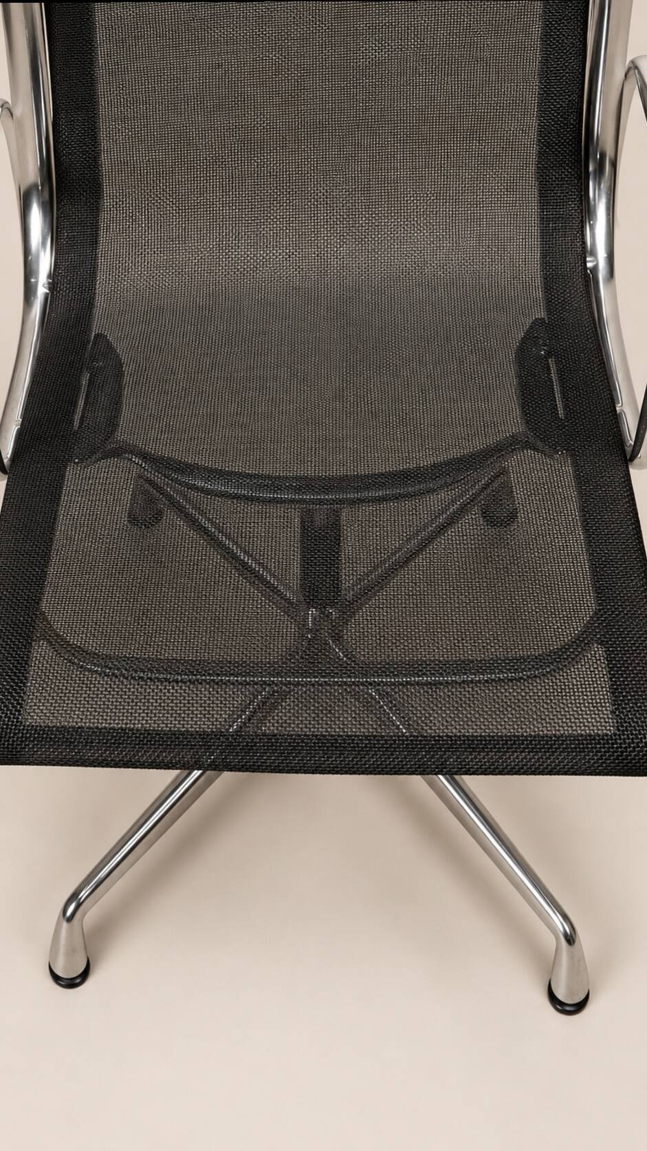 2 chaises de bureau Vitra Charles & Ray Eames EA 103 Aluminium