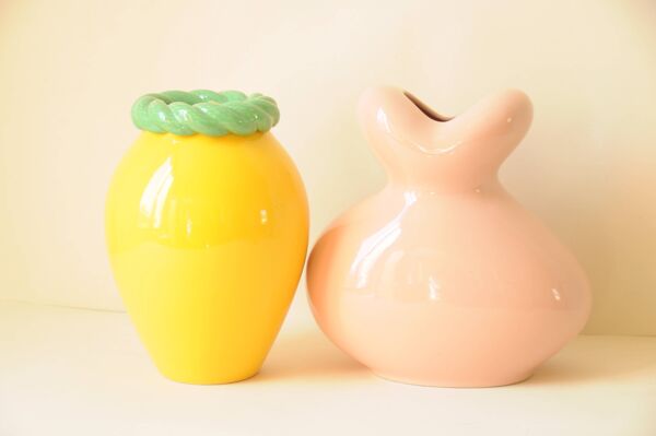 Paire de vases ''bonbons'' en céramique rose, jaune et vert