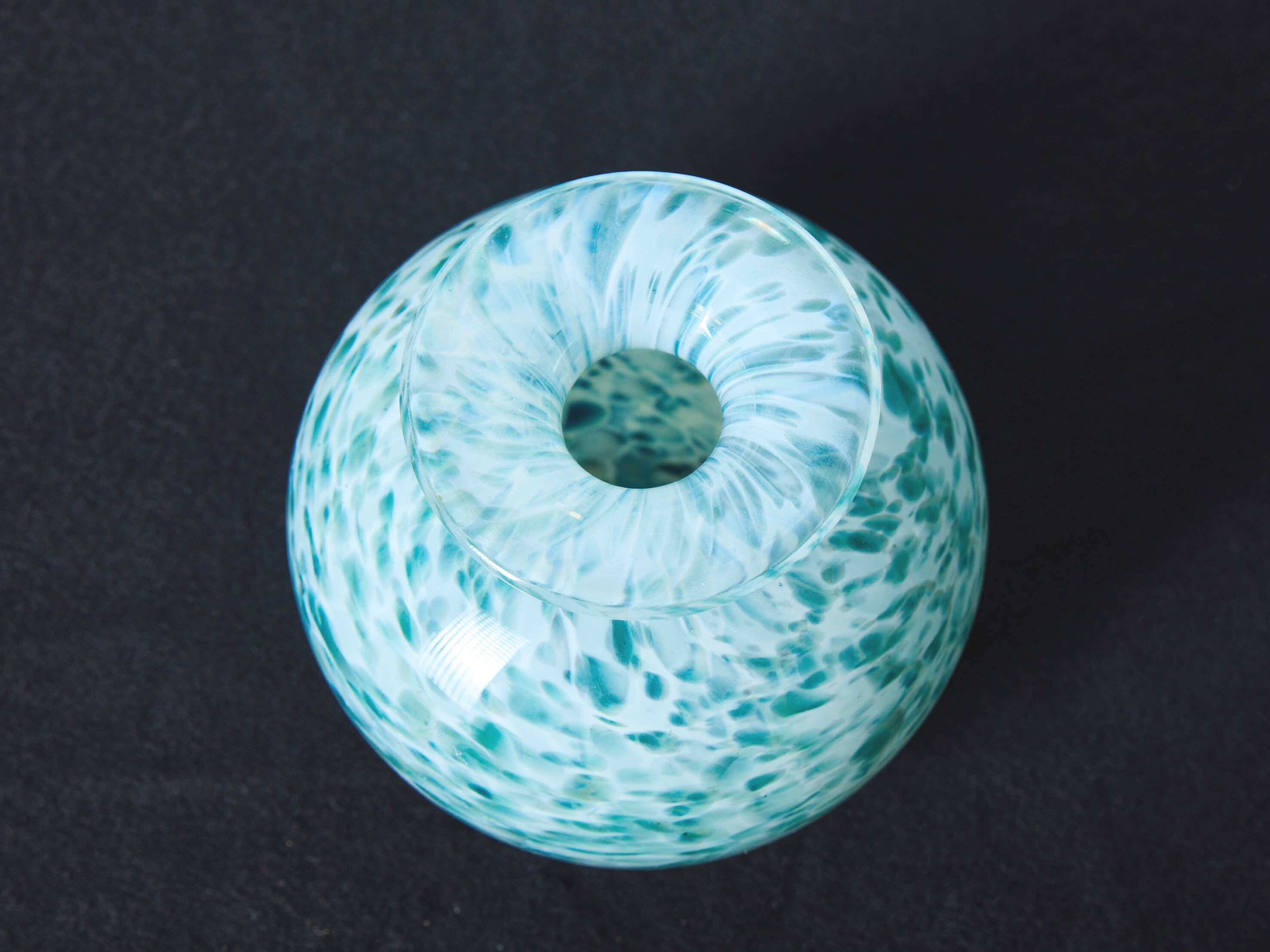 🌊 Speckled blue-green blown glass vase — vintage style