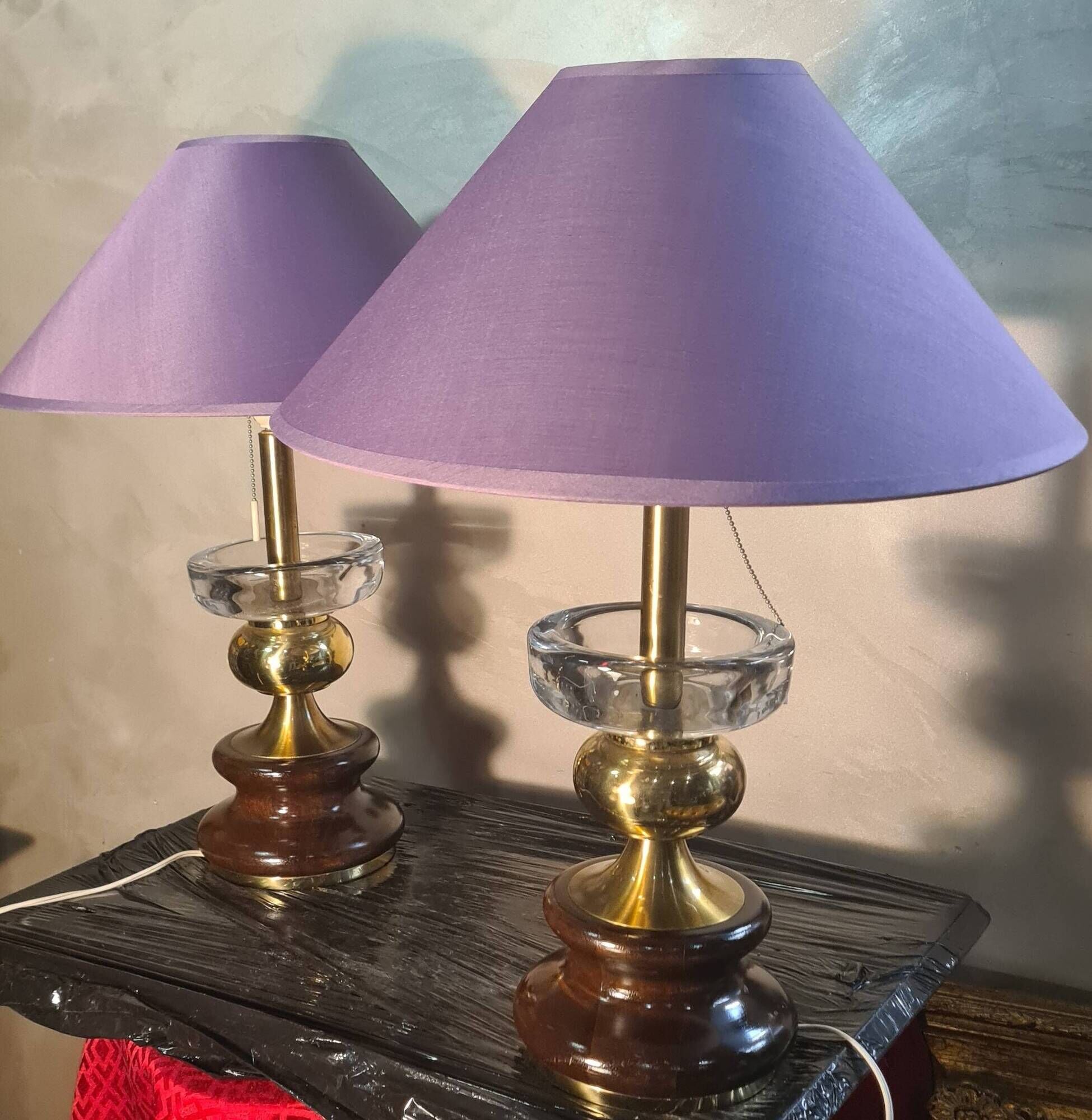 A pair of vintage table lamps featuring a turned wooden base, accessories...