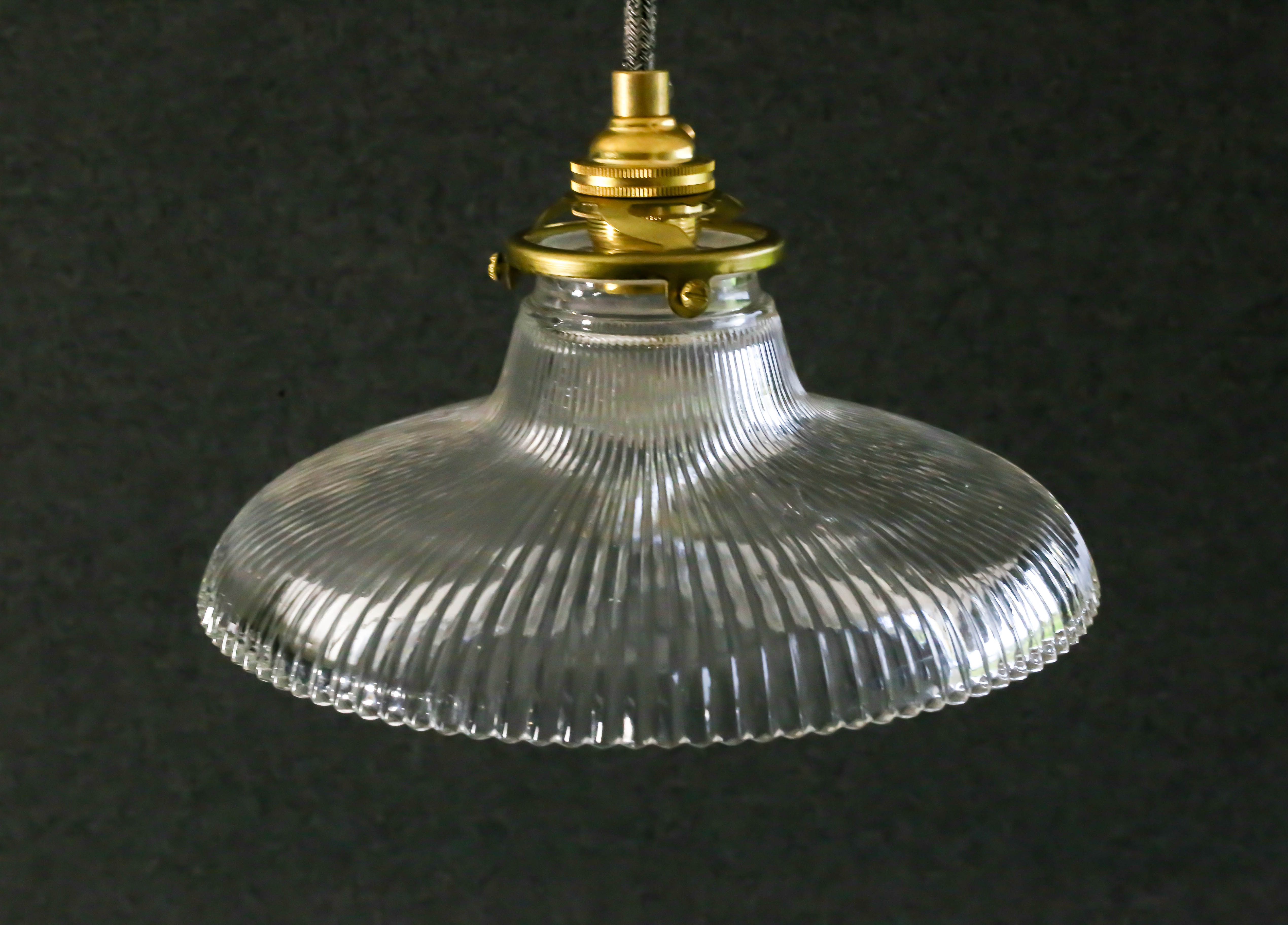 Holophane suspension in translucent glass delivered with brass socket and new cable