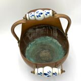 Pot en cuivre avec poignées en porcelaine.