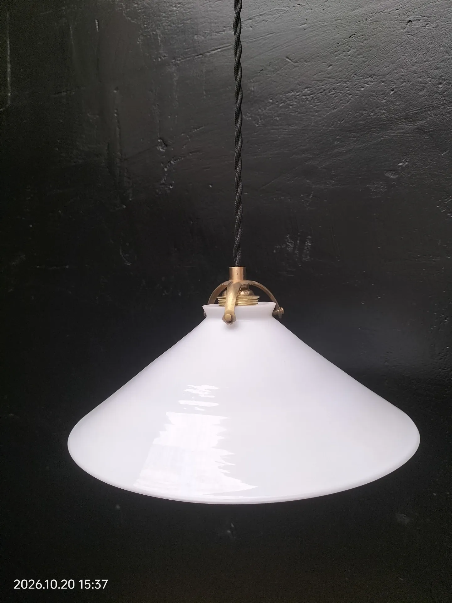 Opaline cone suspension