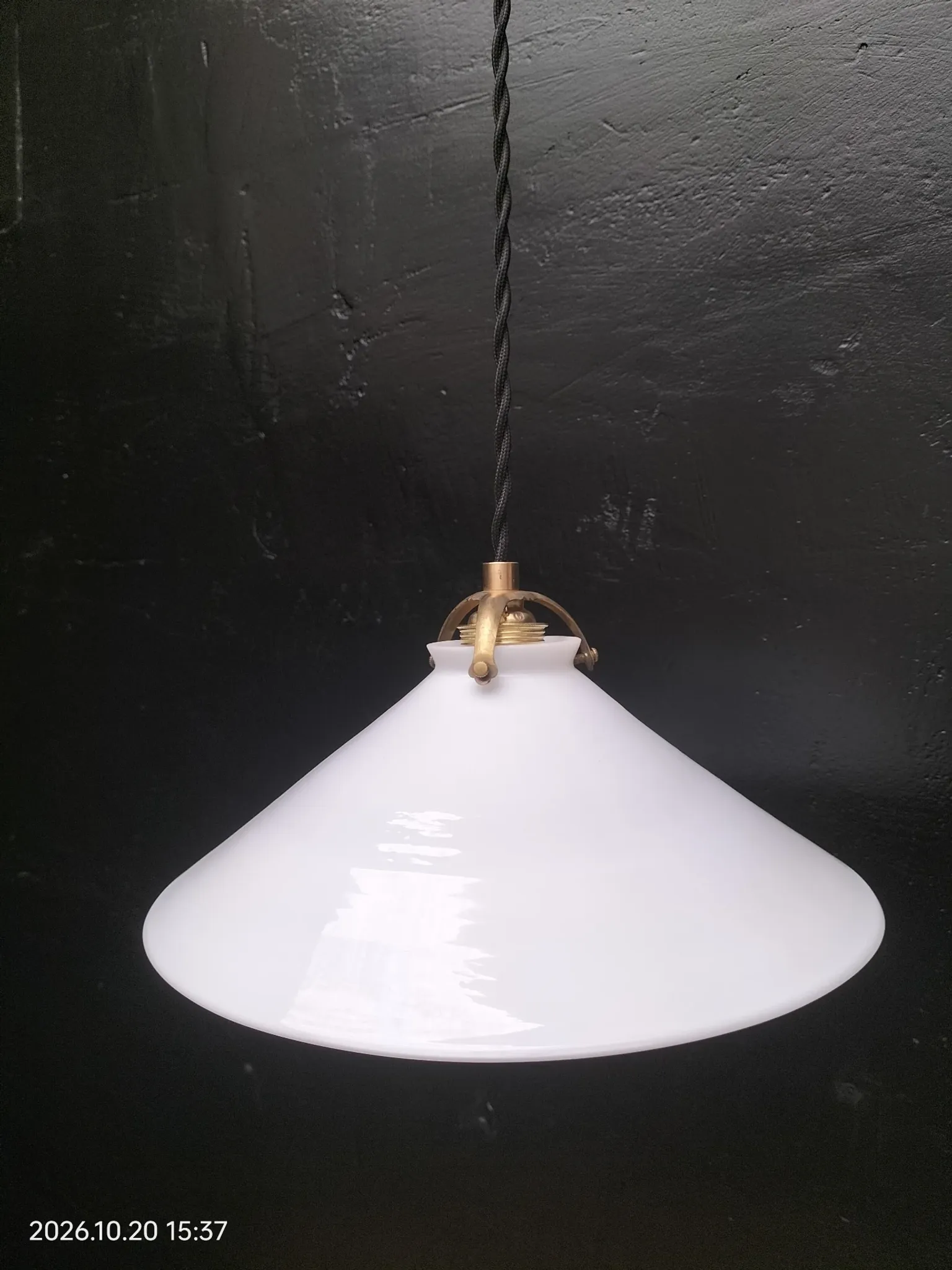 Opaline cone suspension