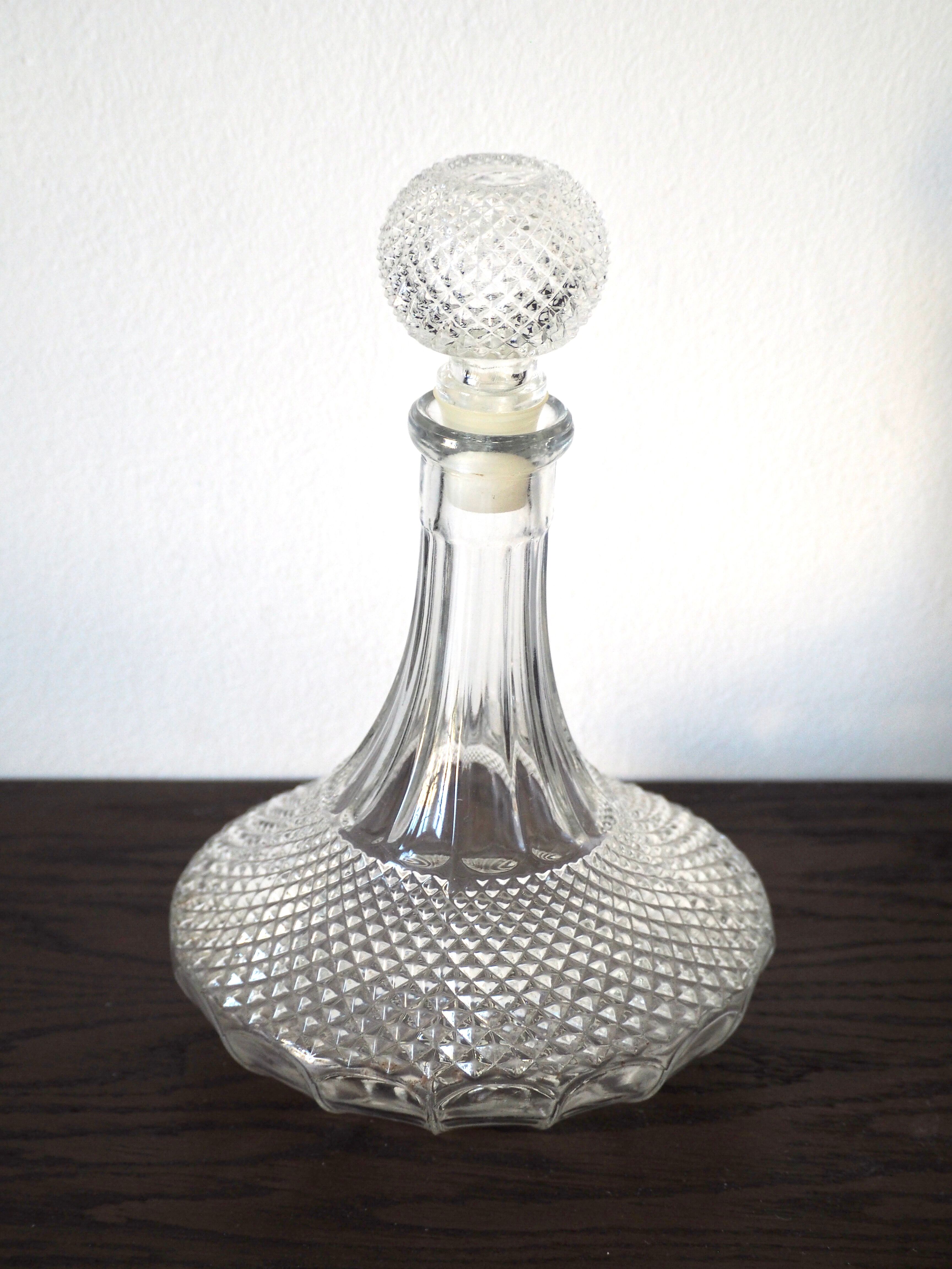 Carafe à vin en verre taillé diamant