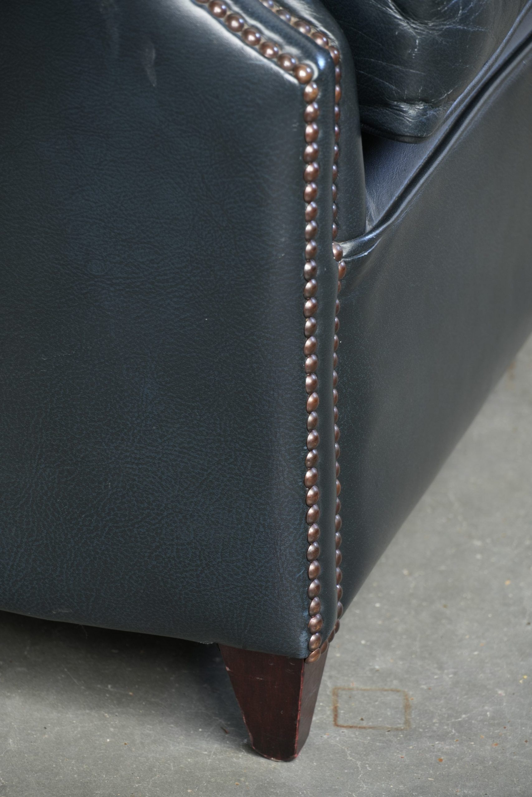 Set of dark blue cow leather club armchairs with a unique design