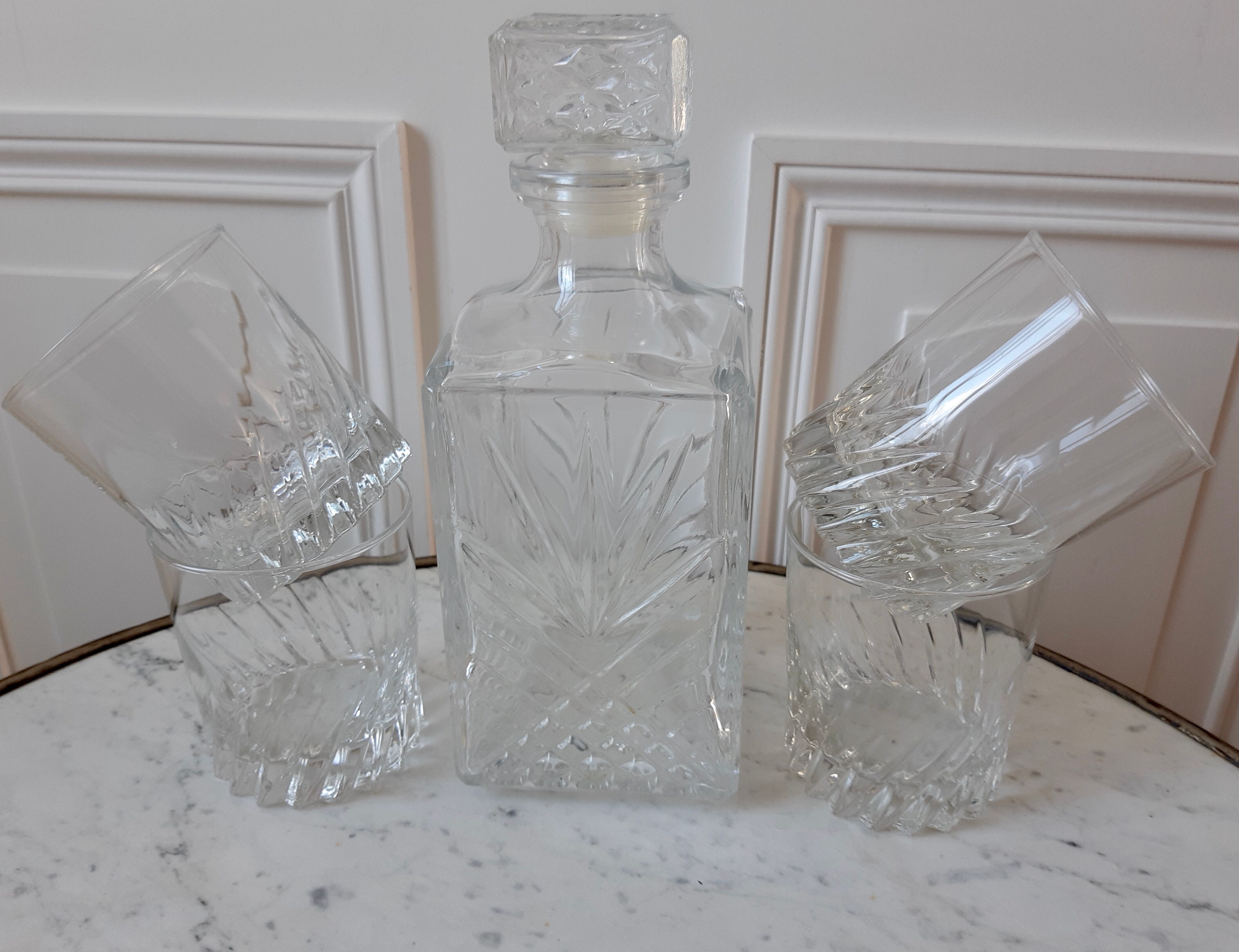 Lot of carafe and its 4 whiskey glasses