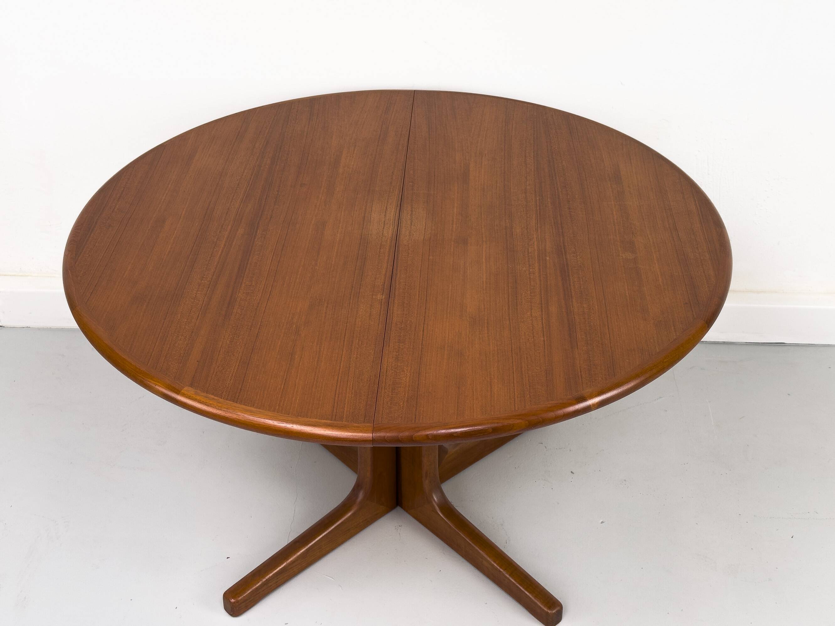Table à manger ronde extensible danoise en teck, années 1970