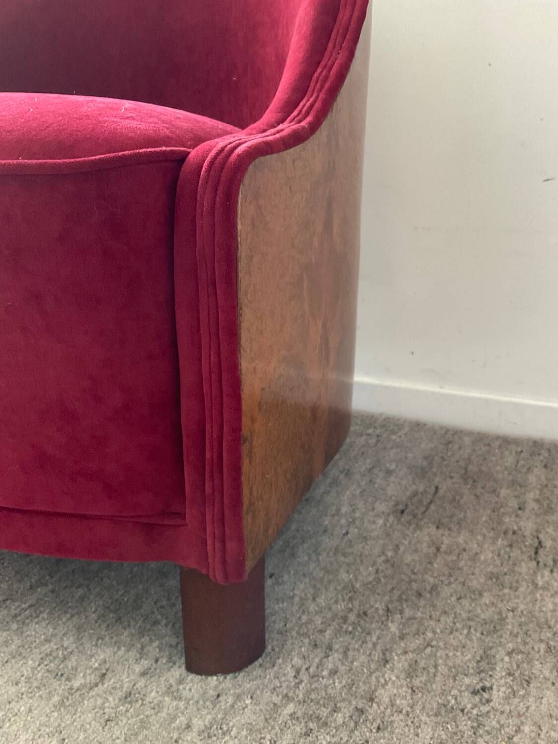 Fauteuil bergère Art Déco en loupe d’orme et velours
