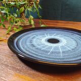 Plate with color effects in blue