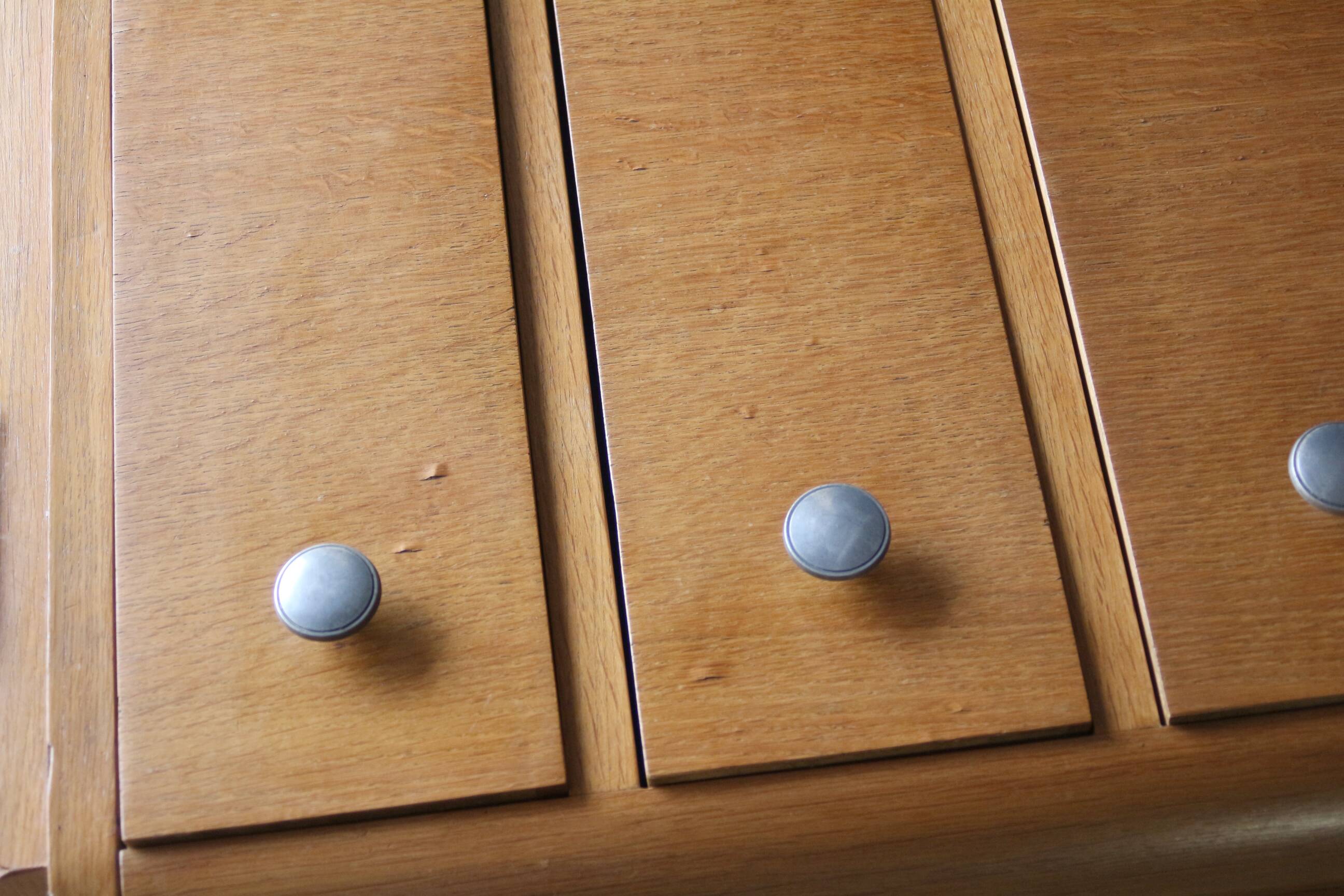 Art Deco oak chest of drawers (1950s/1960s). Very good condition.