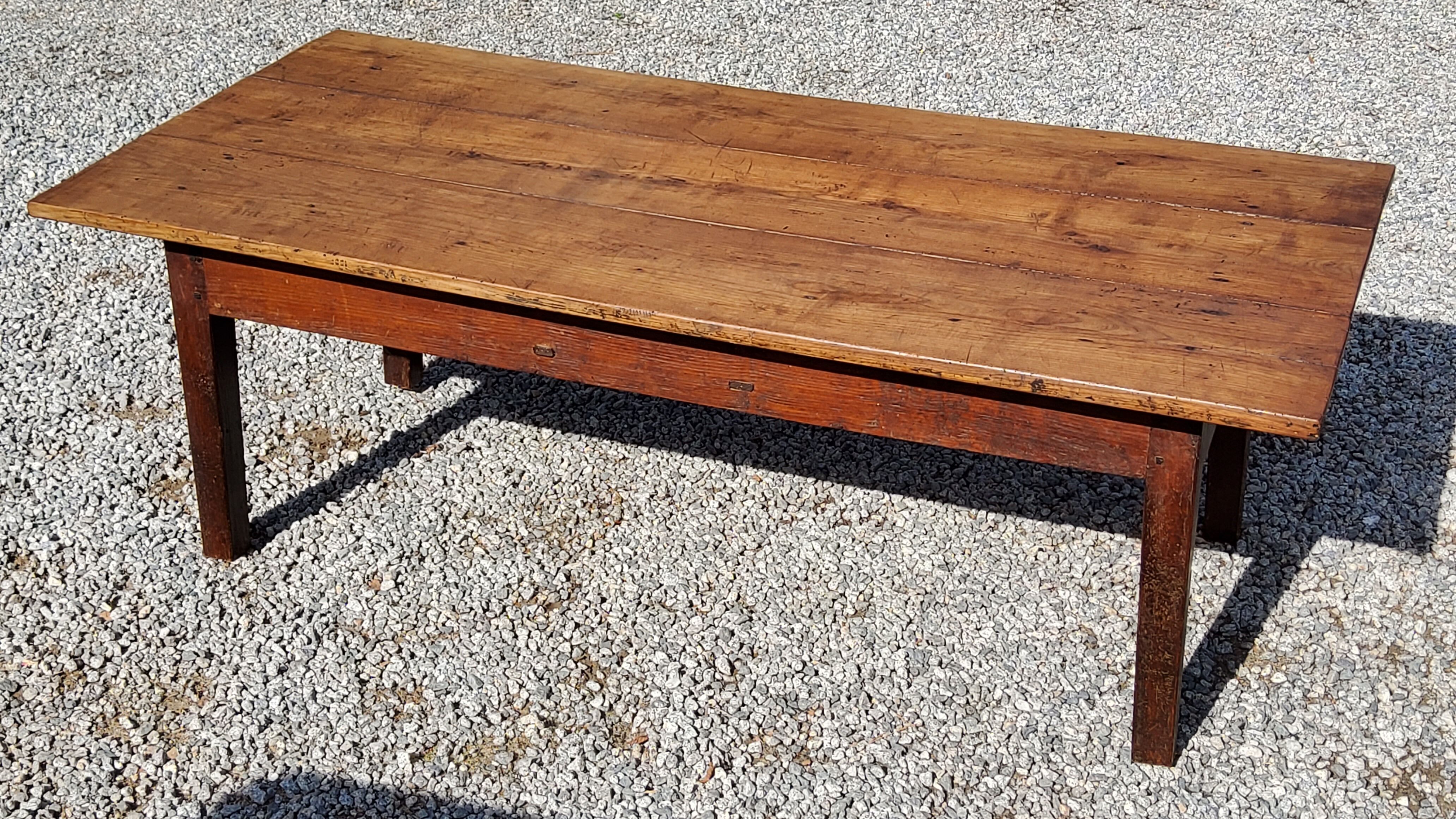 Table basse de ferme XIXième siècle plateau merisier piètement chêne 1 tiroir pieds fuseaux