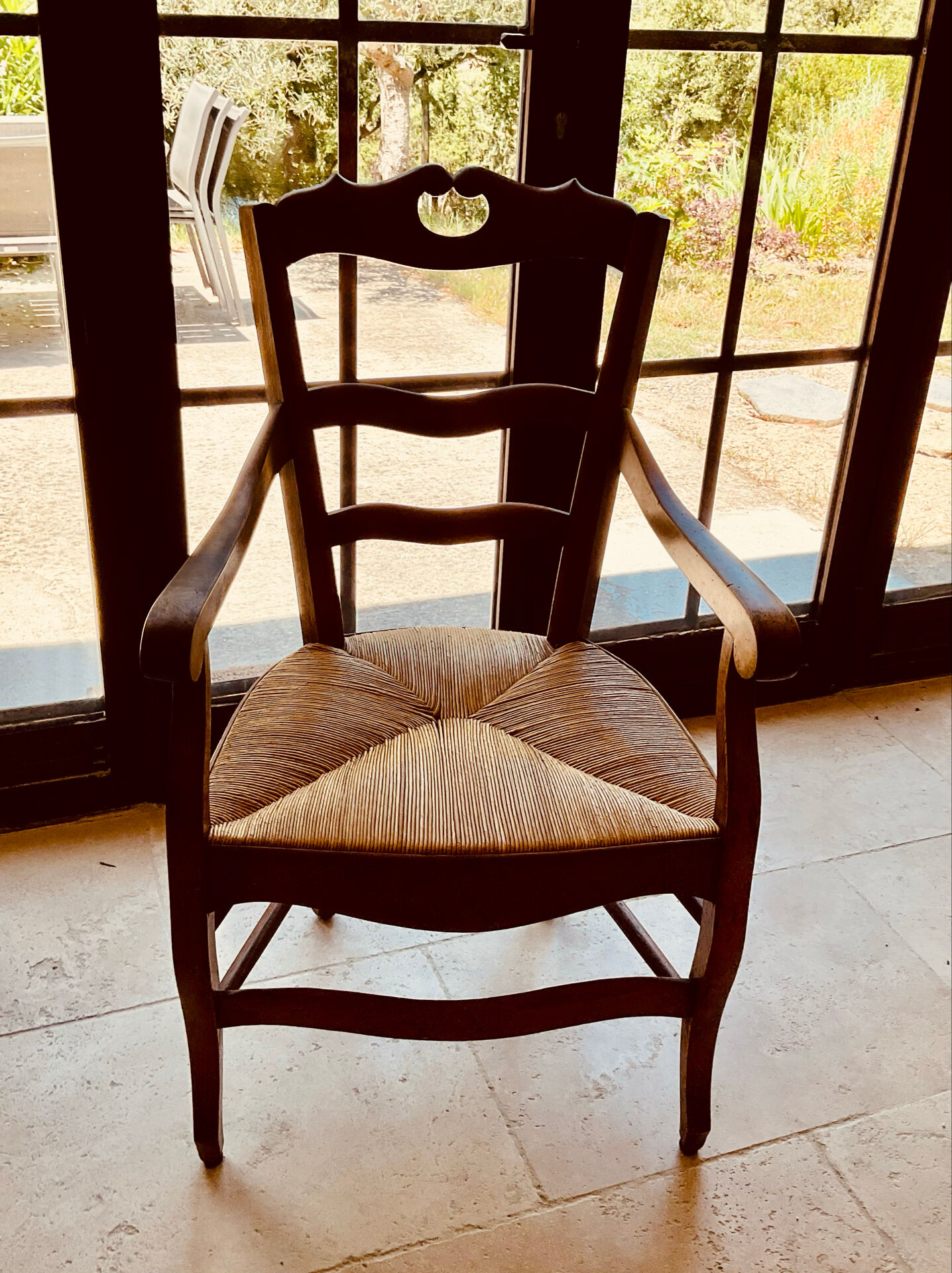 Fauteuil paillé en noyer XIXème
