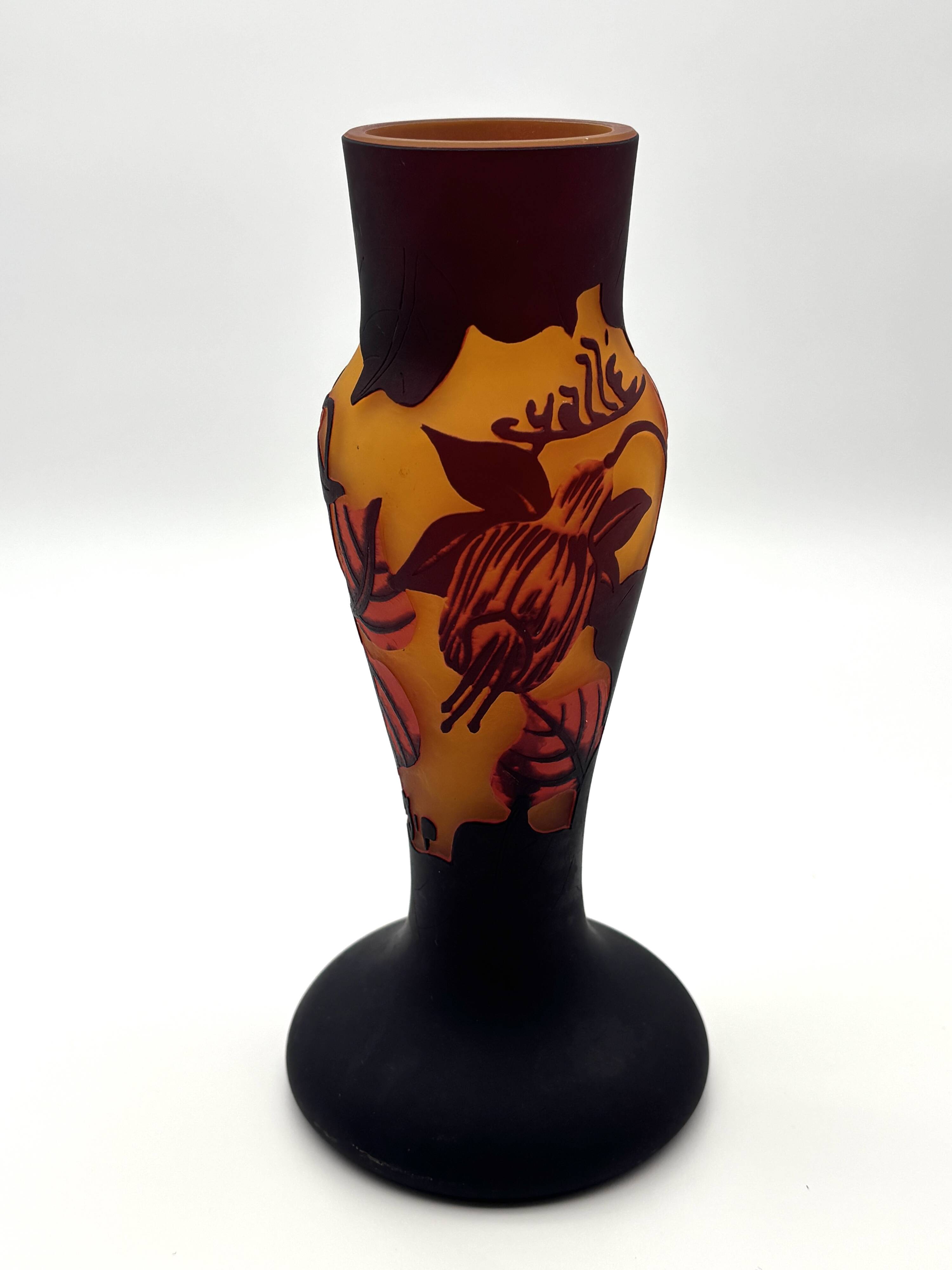 Gallé style vase in multilayer glass - Leaf decoration - Marked "TIP"